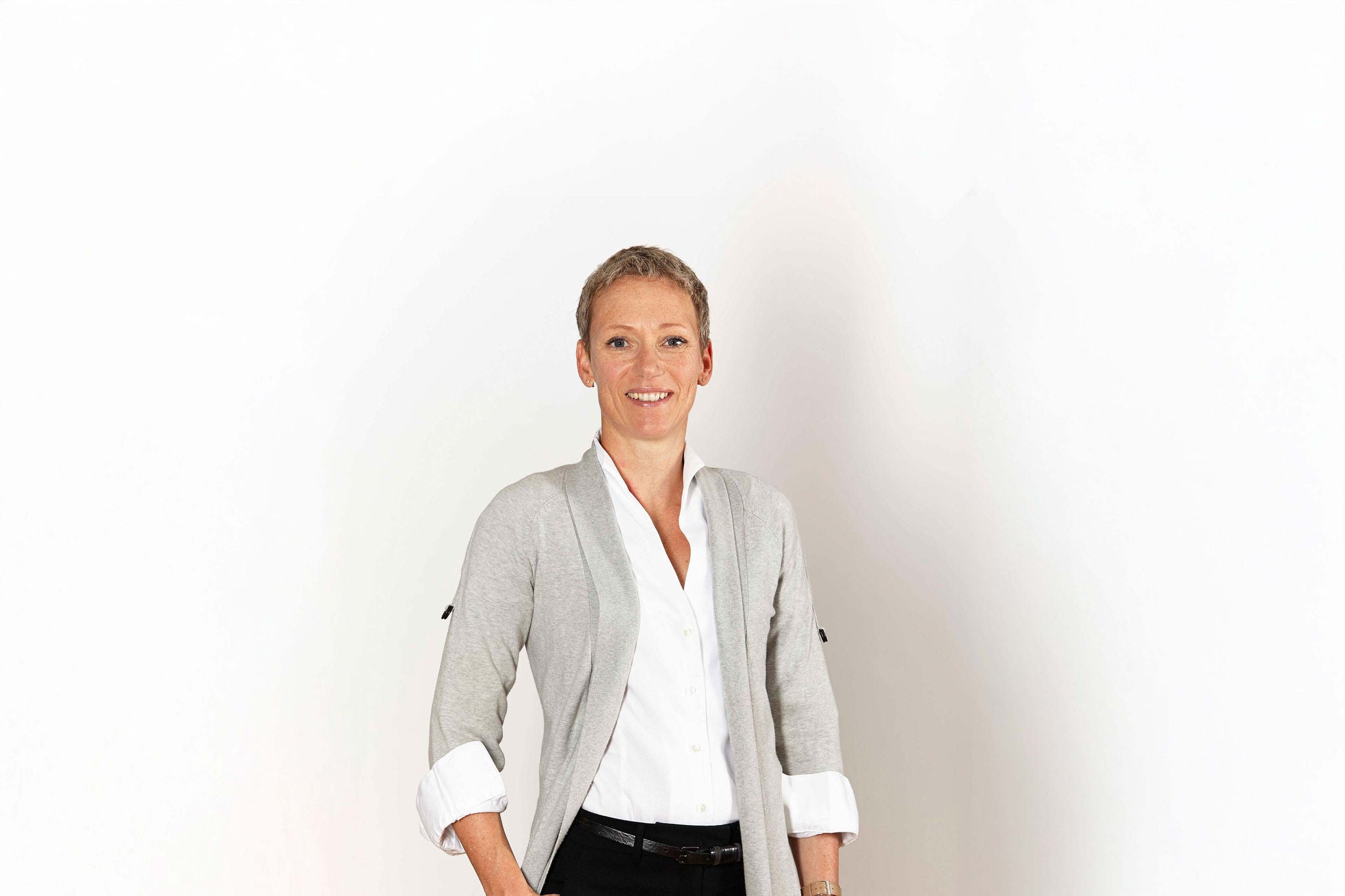 Porträt einer Geschäftsfrau vor heller Wand