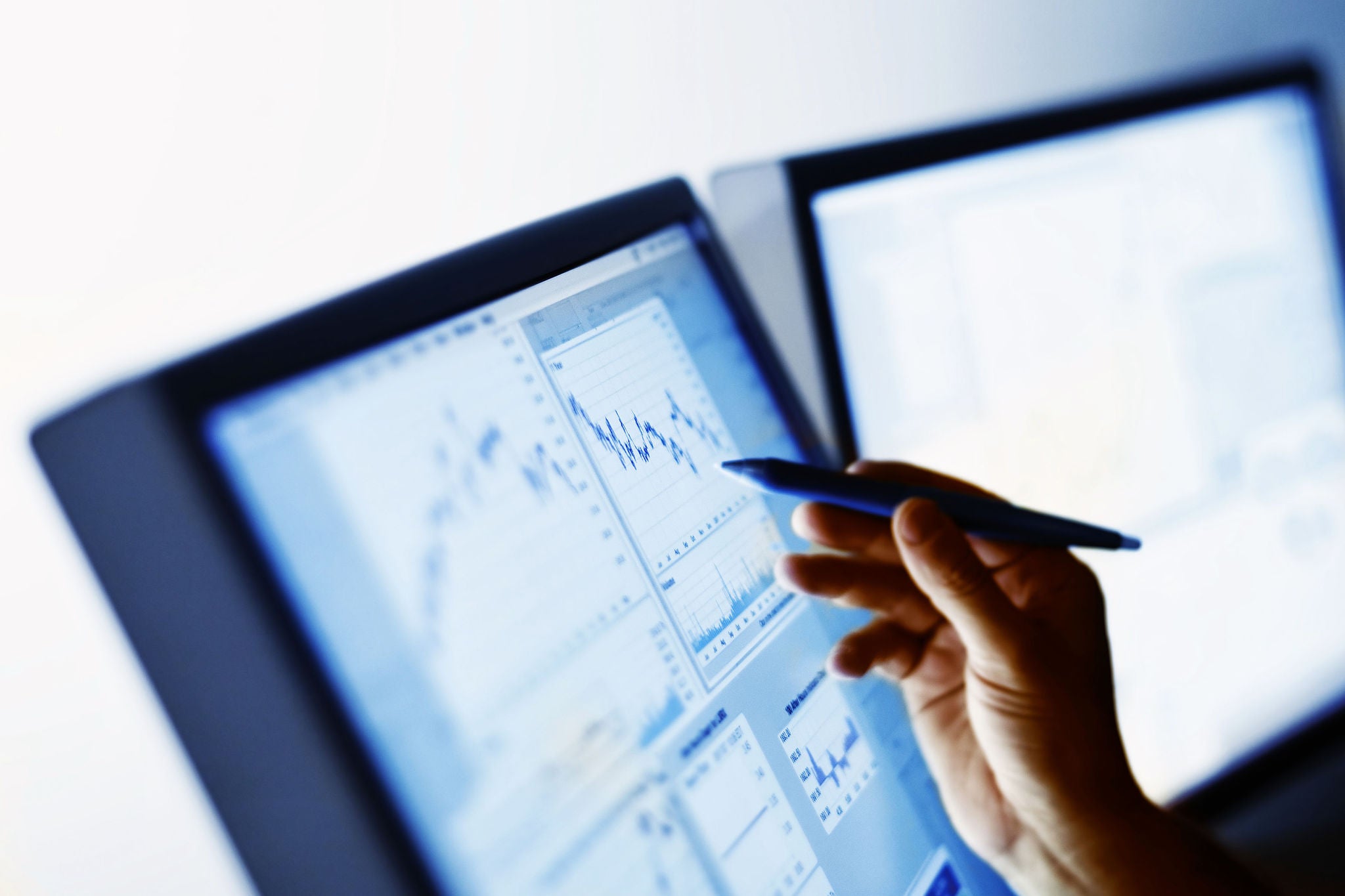 Main pointant vers un graphique du marché boursier