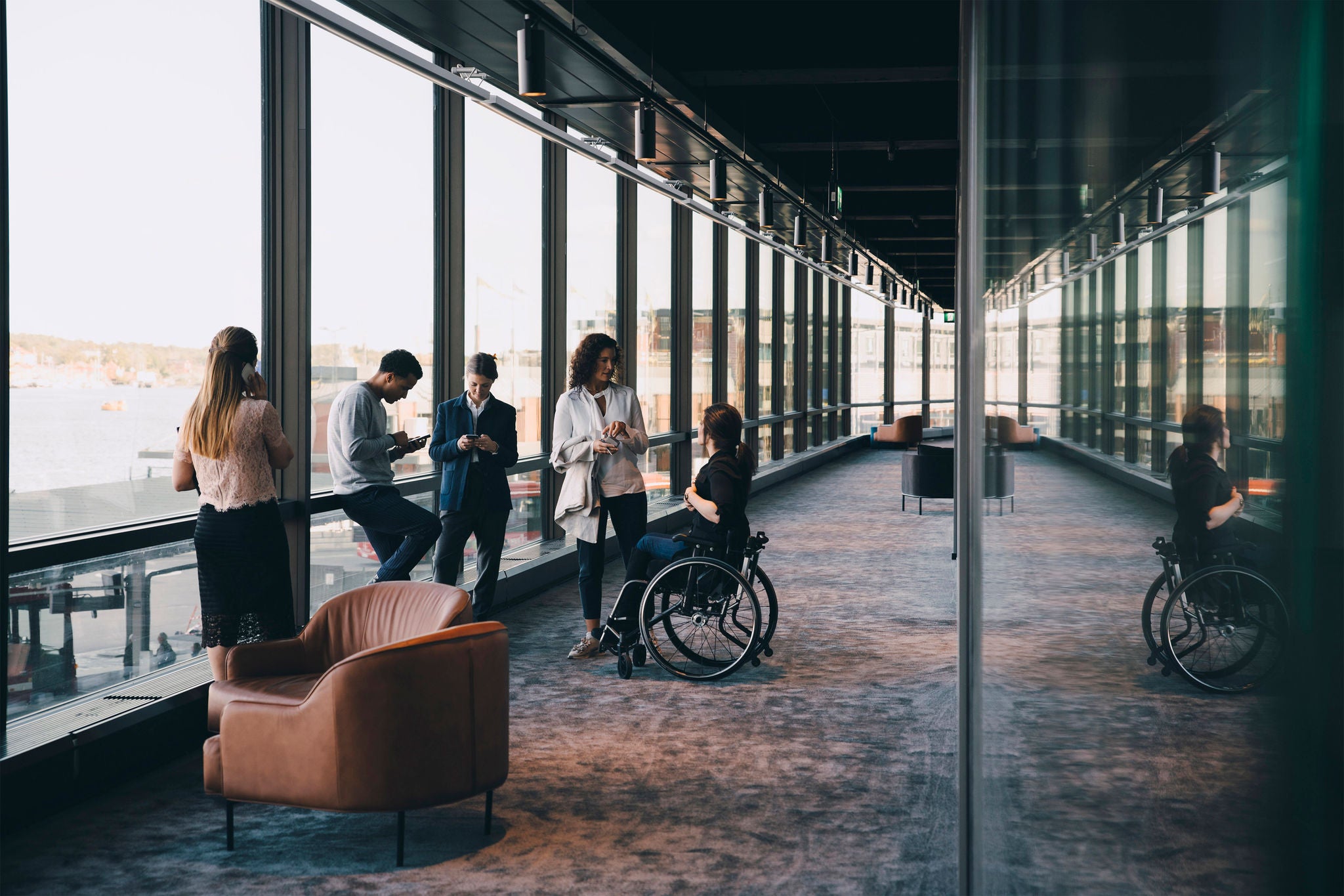 Personer i en kontorskorridor