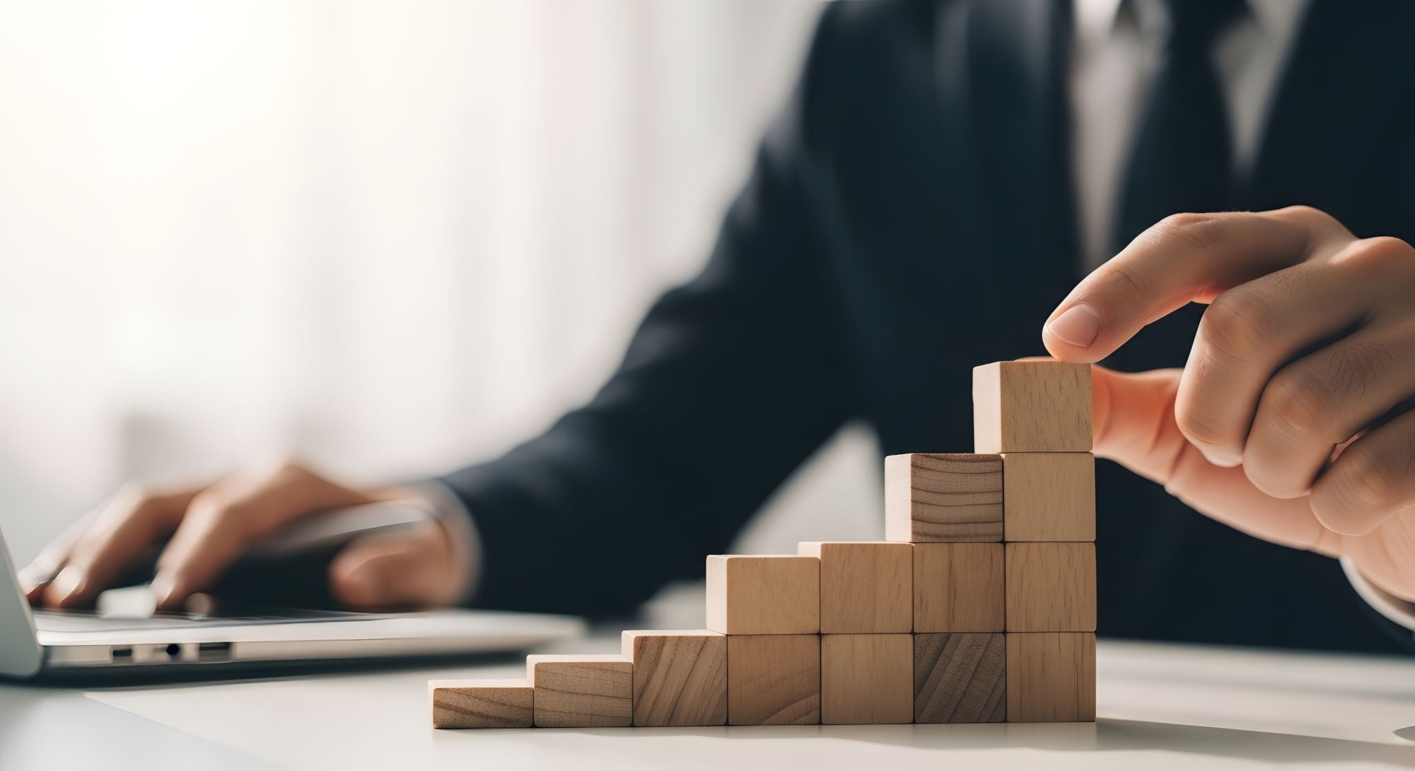 Symbolisches Bild für Wachstum, Strategie und Geschäftserfolg durch schrittweise Entwicklung