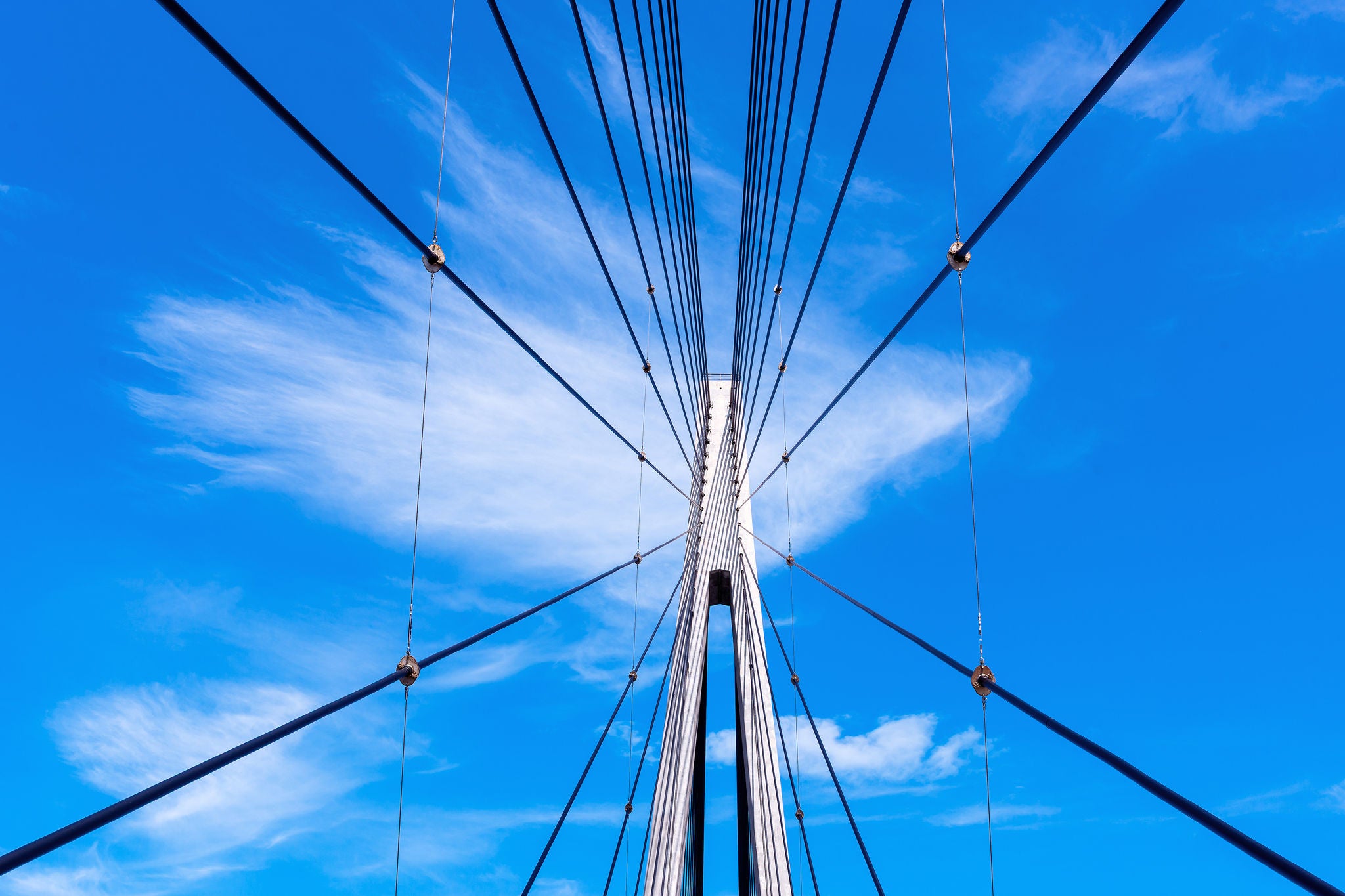 vue vers le haut dun pont a haubans avec cables ciel bleu