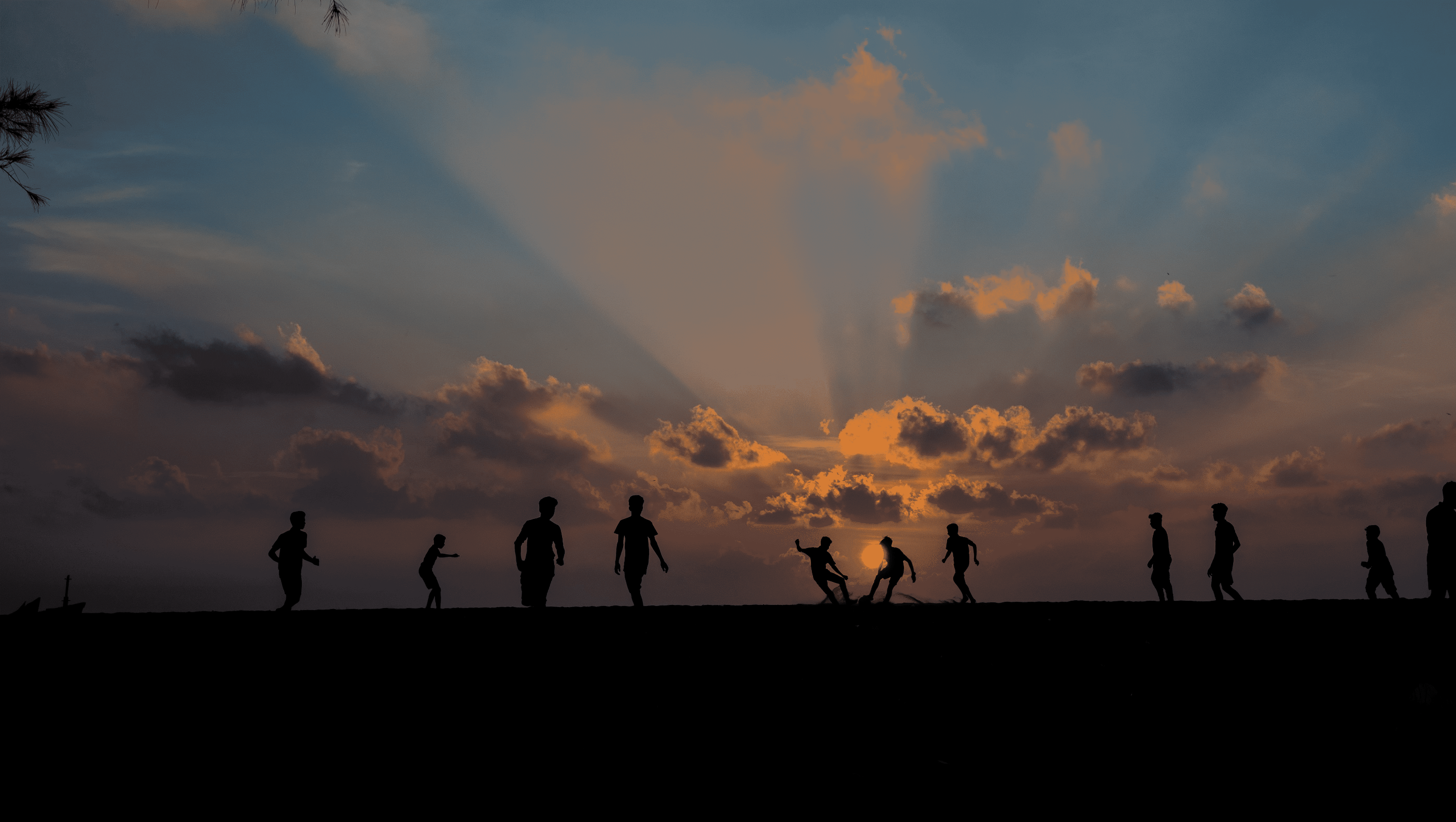 niños jugando en la puesta de sol