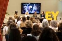 Foro de Mujeres Consejeras y Directivas - Moda y Desfile: el arte de crear experiencias