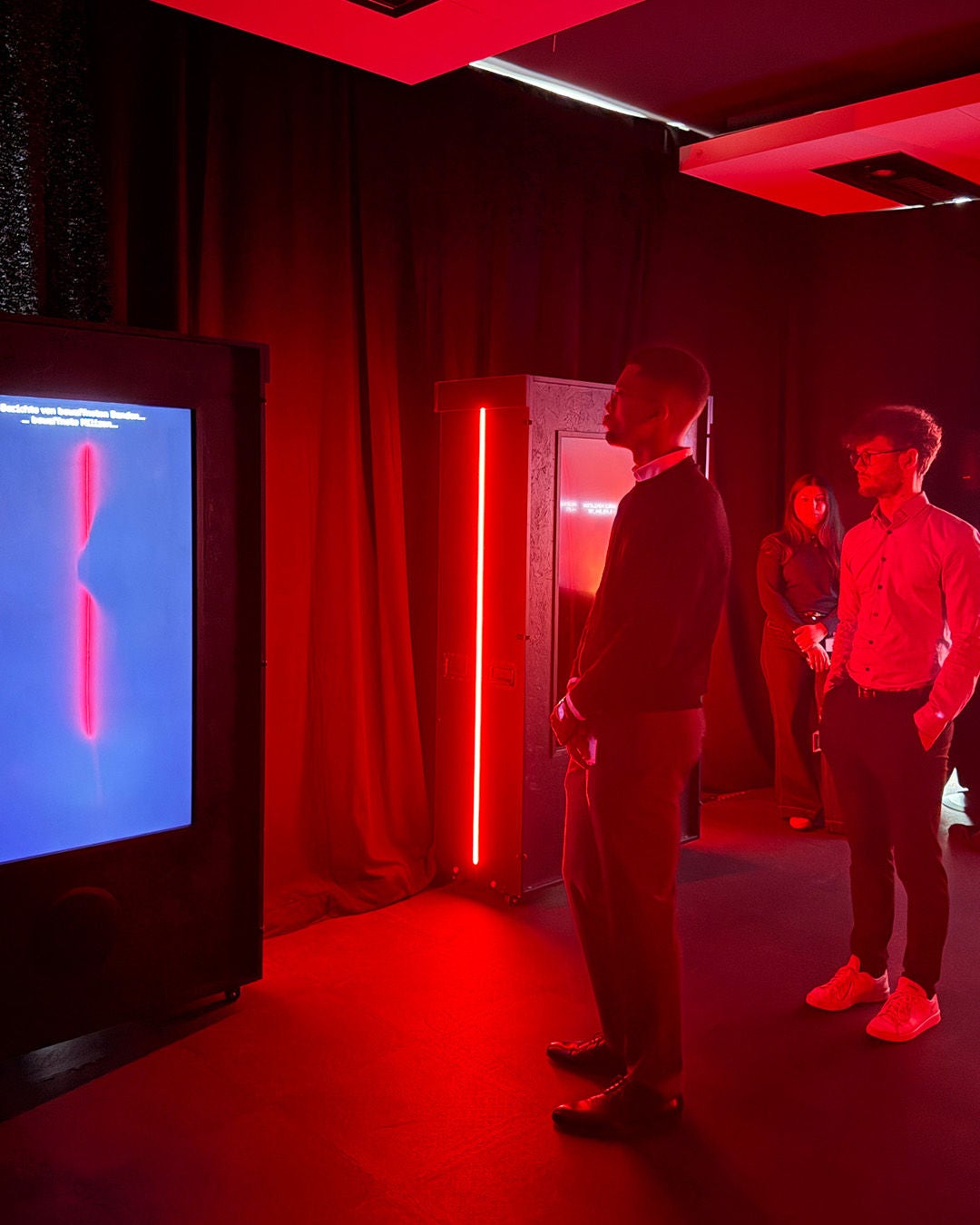 EY Karriereblog Personen in einem Ausstellungsraun
