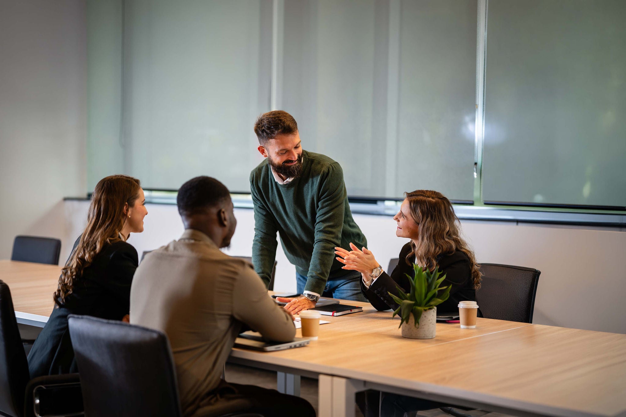 Team bespricht Inhalte an einem Konferenztisch