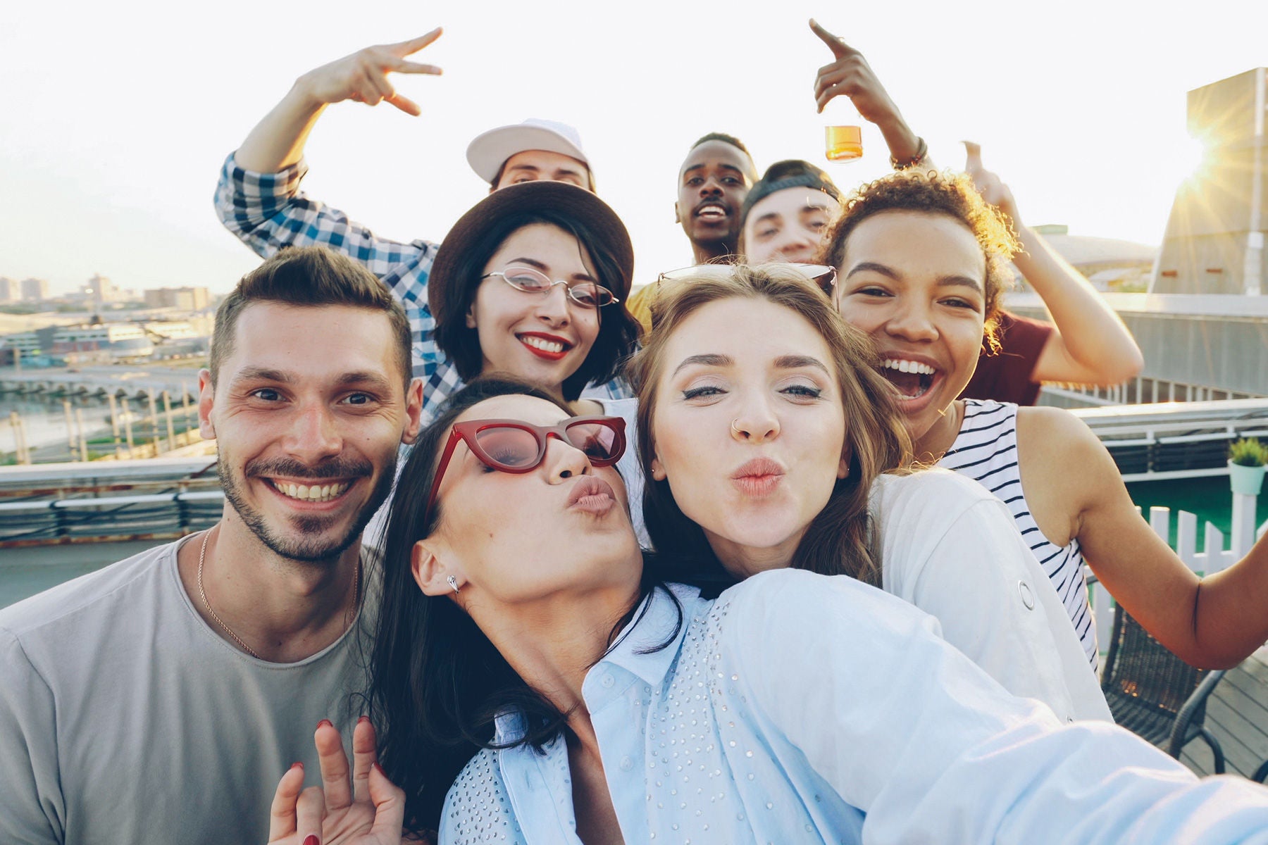 Junge Menschen feiern auf einer Rooftop After‑Work Party