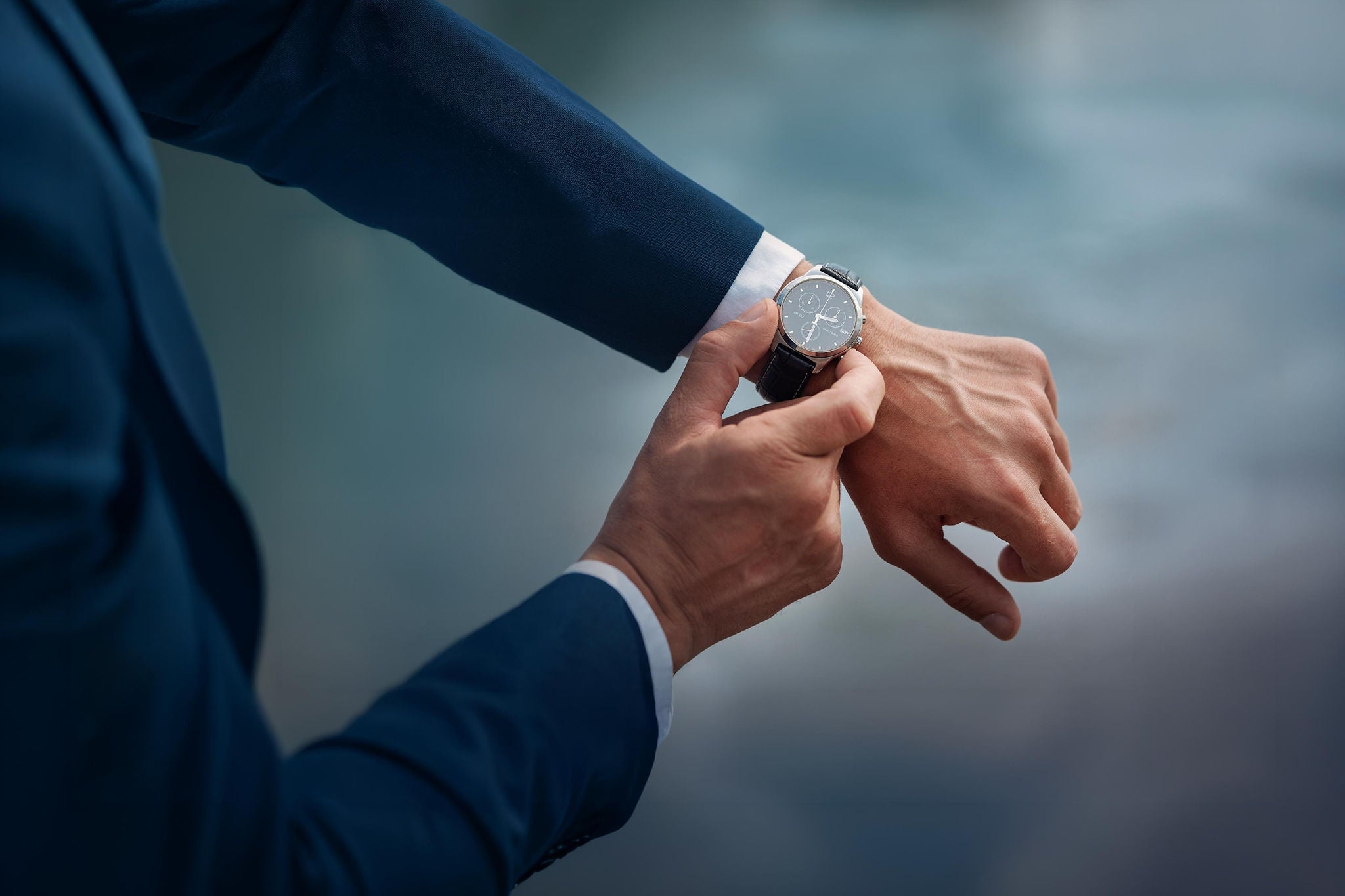 Mężczyzna sprawdzający godzine na zegarku