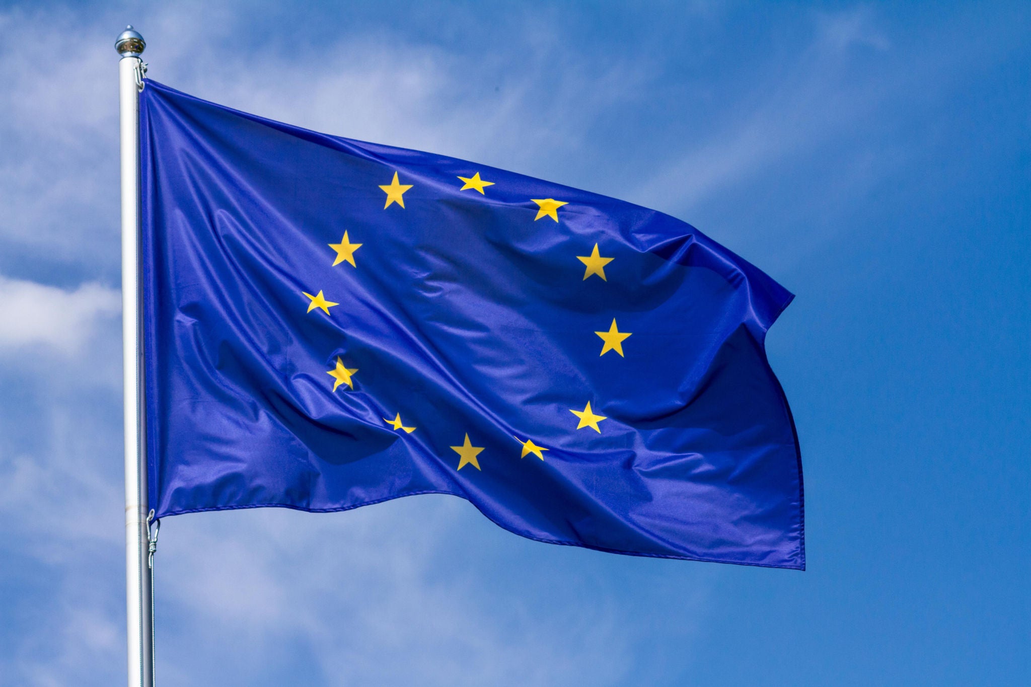 EU-flaggan som vajar i vinden