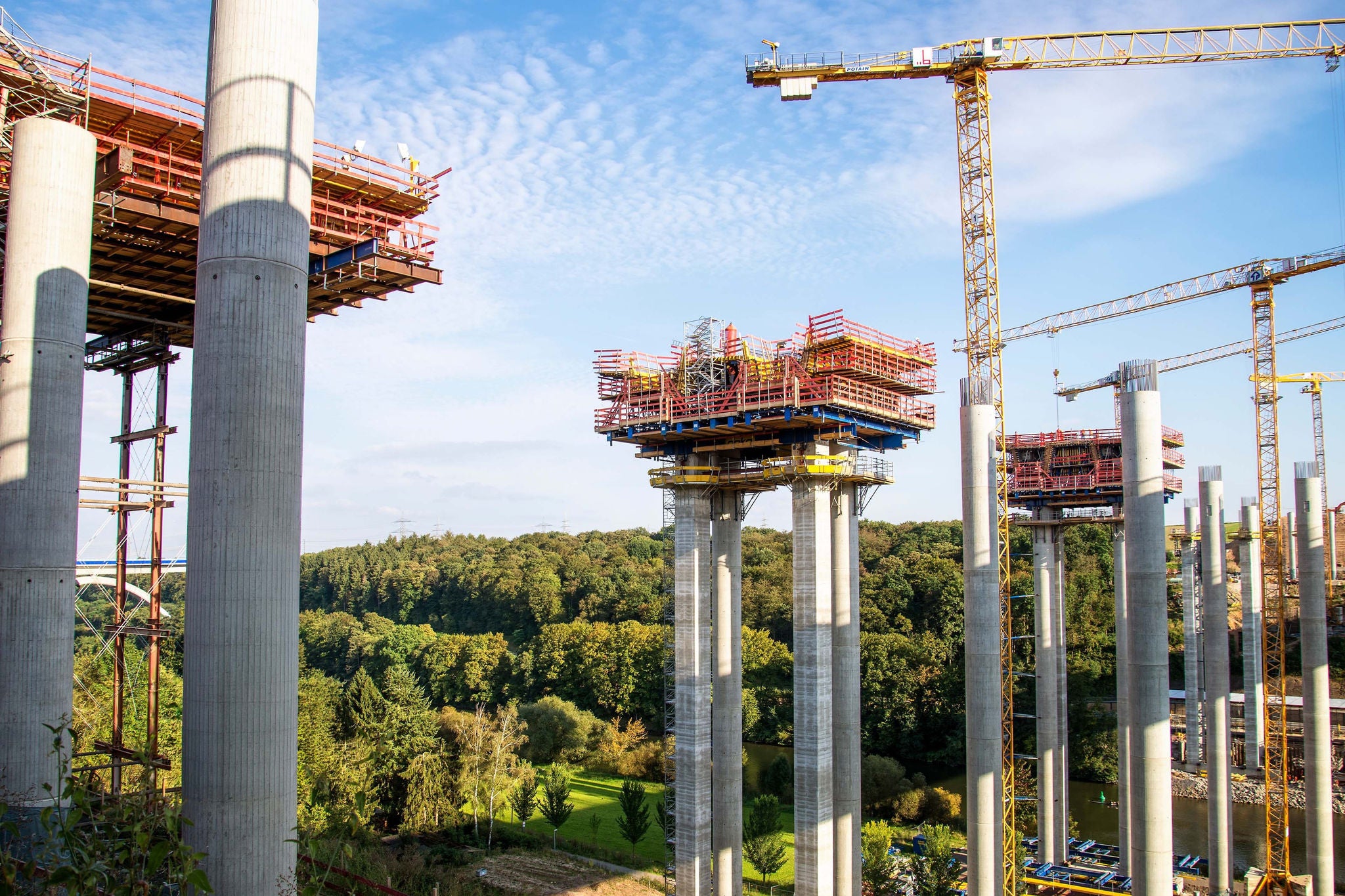 Brückenbau mit Kränen und Pfeilern zeigt moderne Infrastrukturentwicklung nachhaltig.