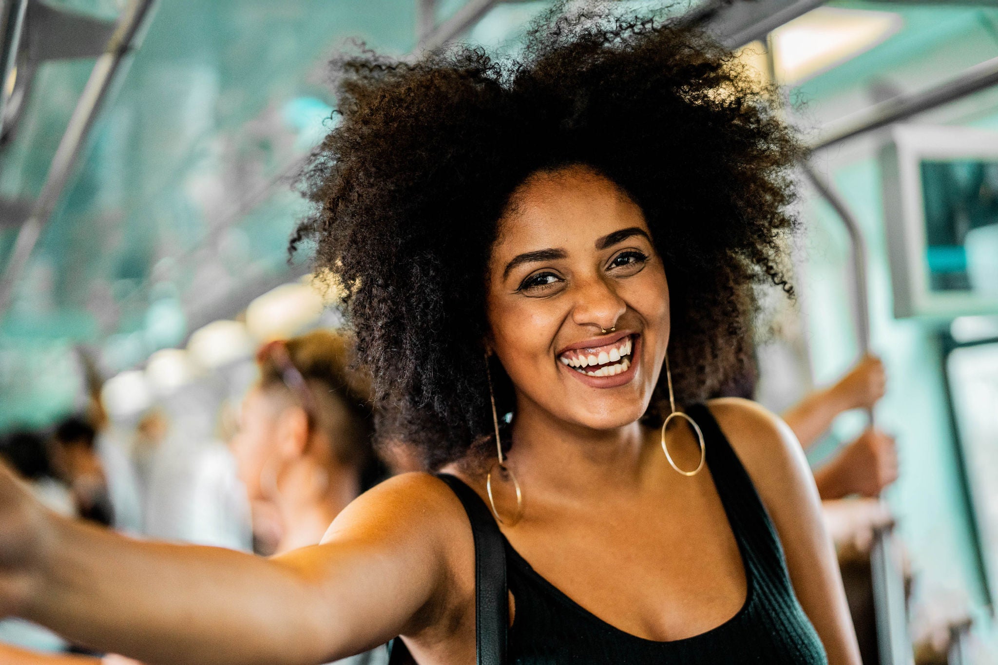 mulher dentro de um onibus