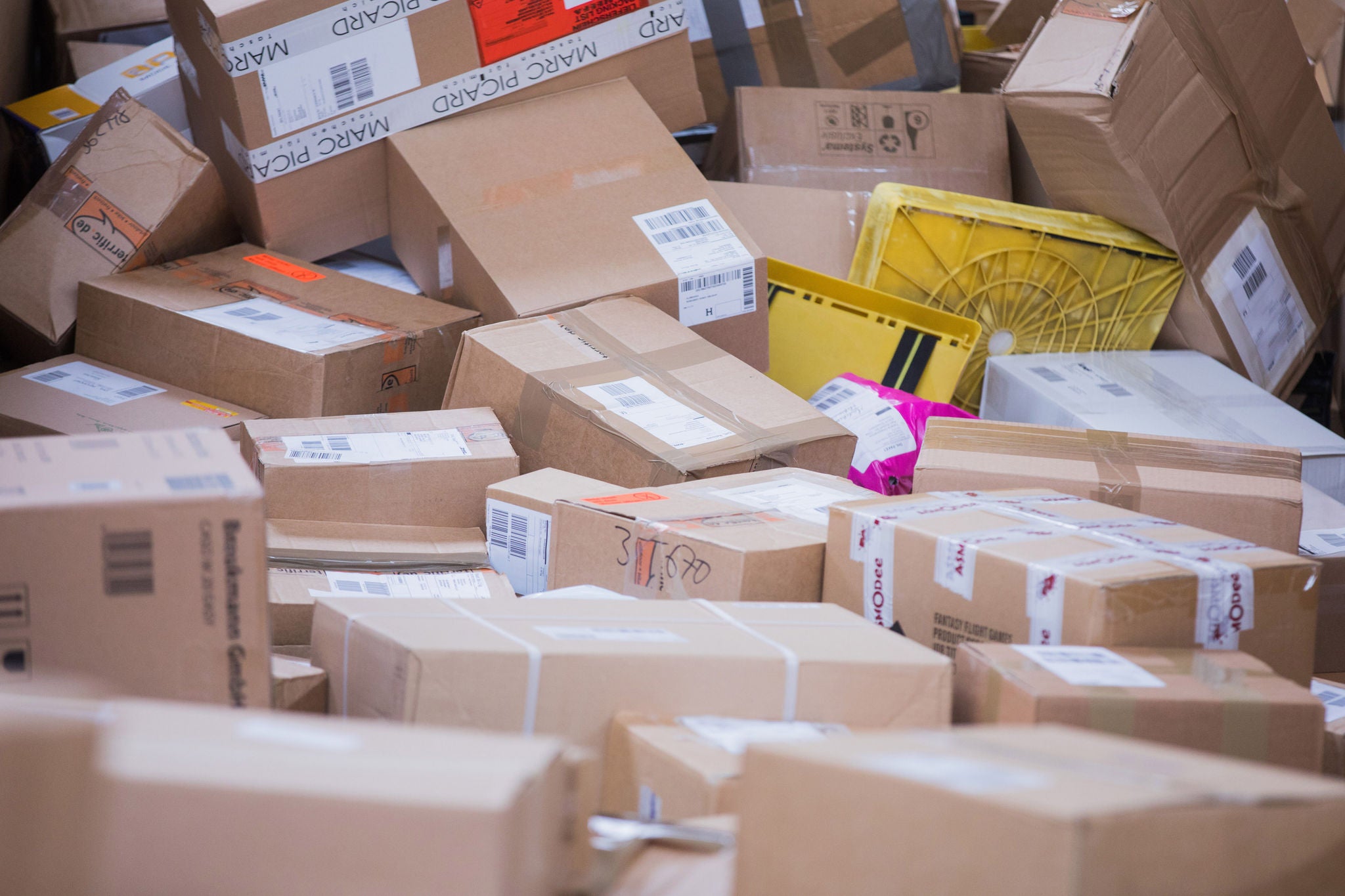 Pakete liegen in einer Zustellbasis der Deutschen Post DHL in Duesseldorf