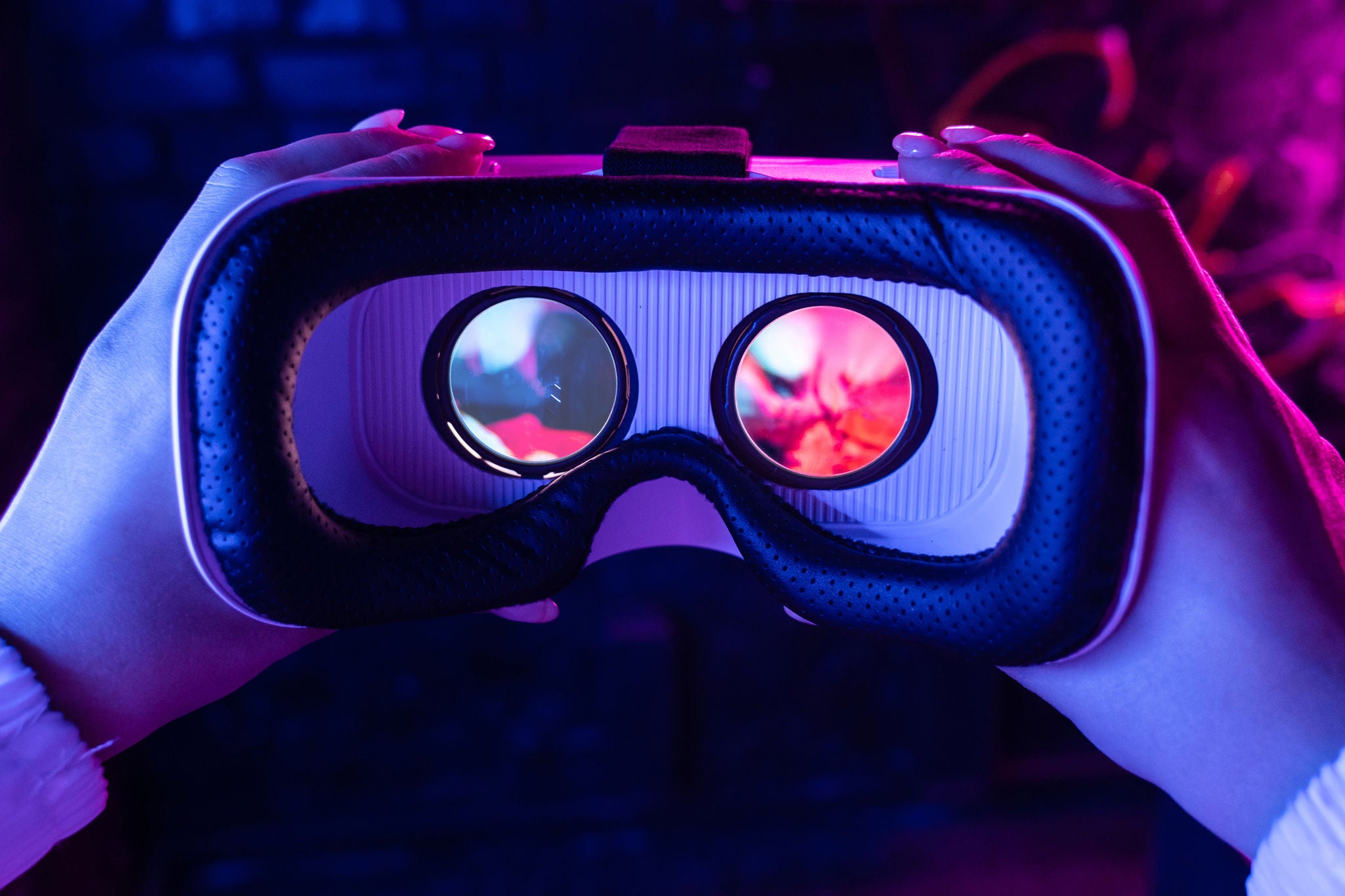 Kvinde holder 3D vr-briller op foran sig