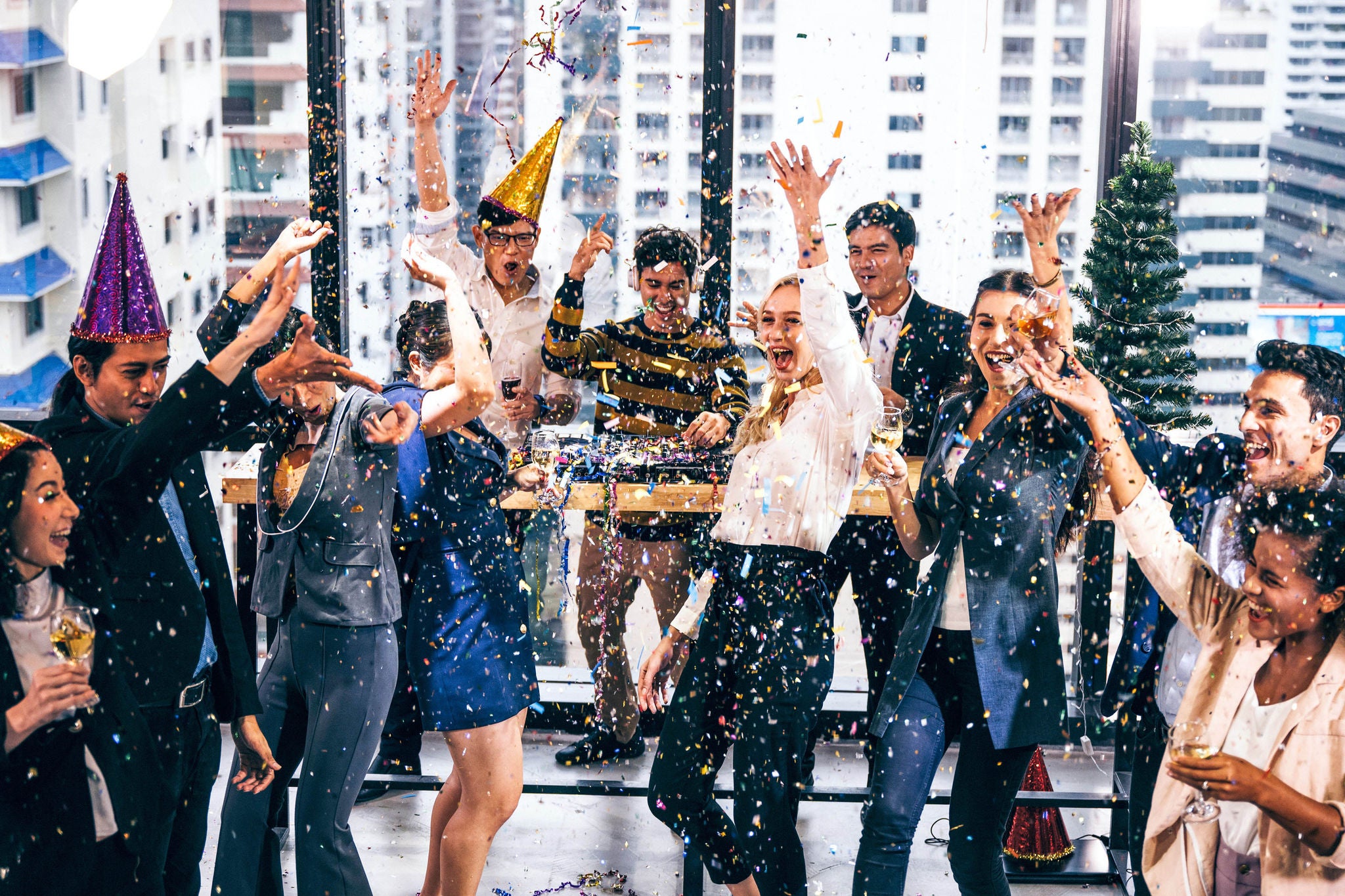 Geschaeftsfeier mit KollegenInnen aus dem Marketingteam, Gewinner erfolgreich mit Start-up-Teamarbeit