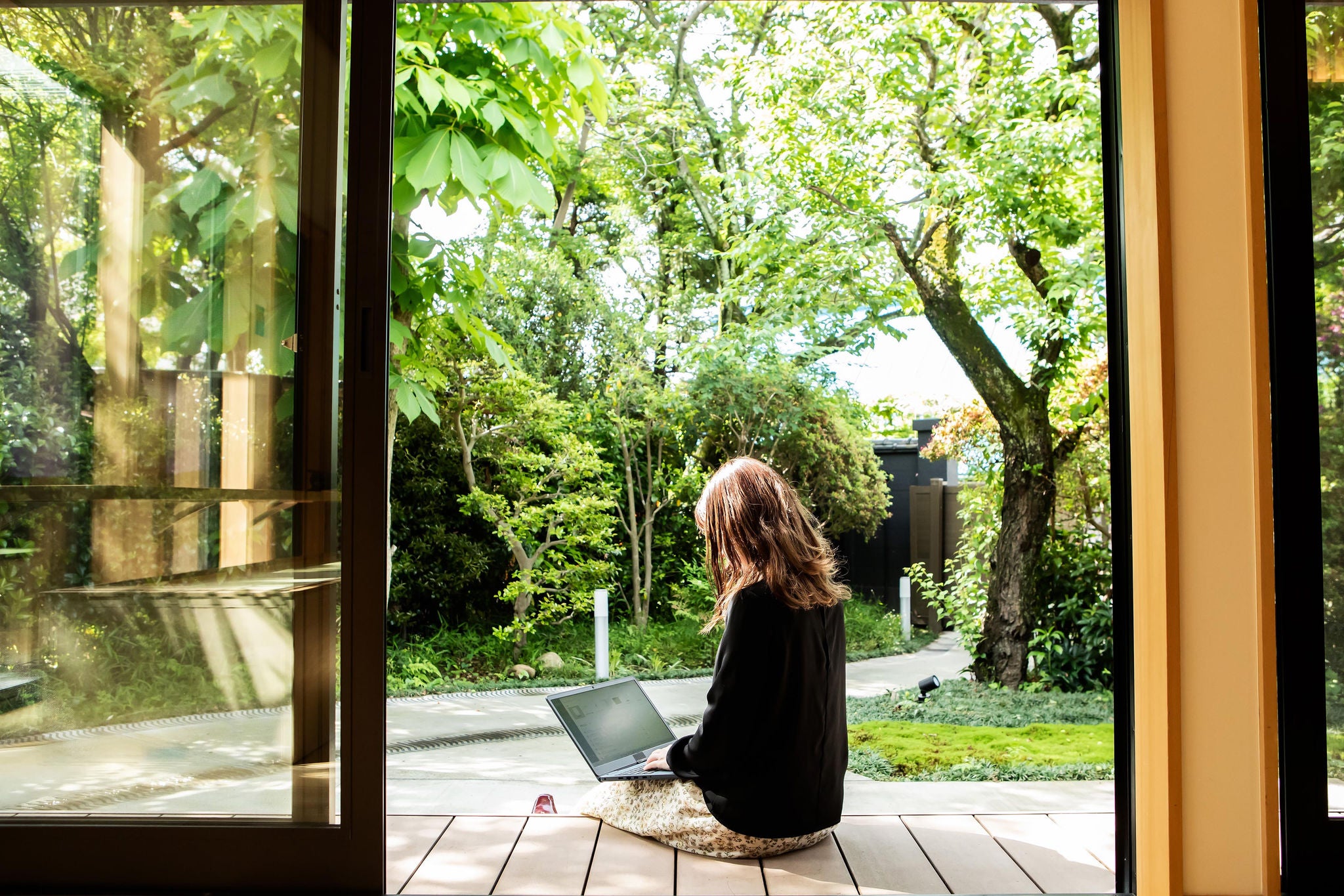 ey-female-guest-working-on-the-porch-of-the-guesthouse-where-she-stayed-during-her-trip-to-japan-3