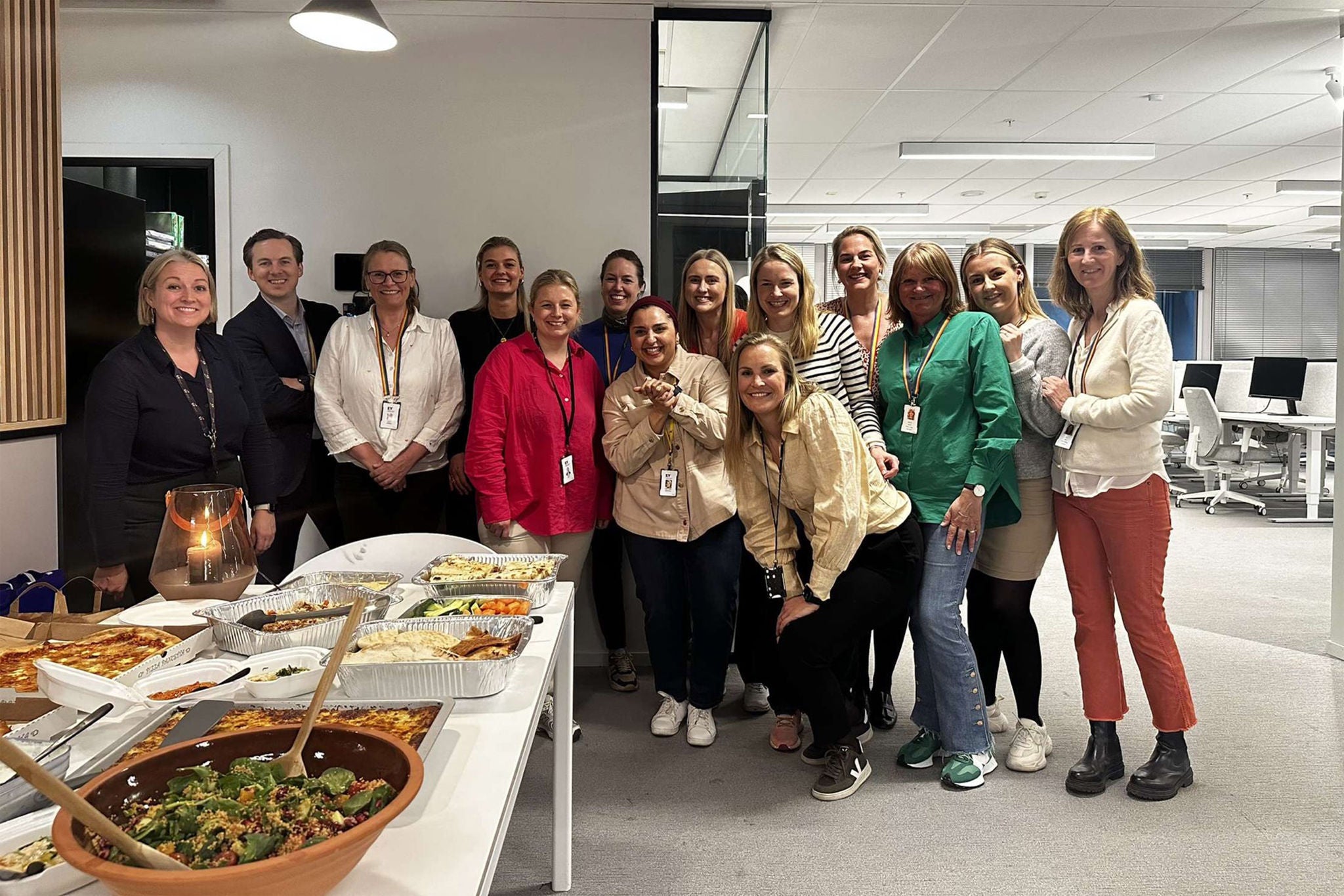 Kollegaer samlet rundt matbord på kontorarrangement