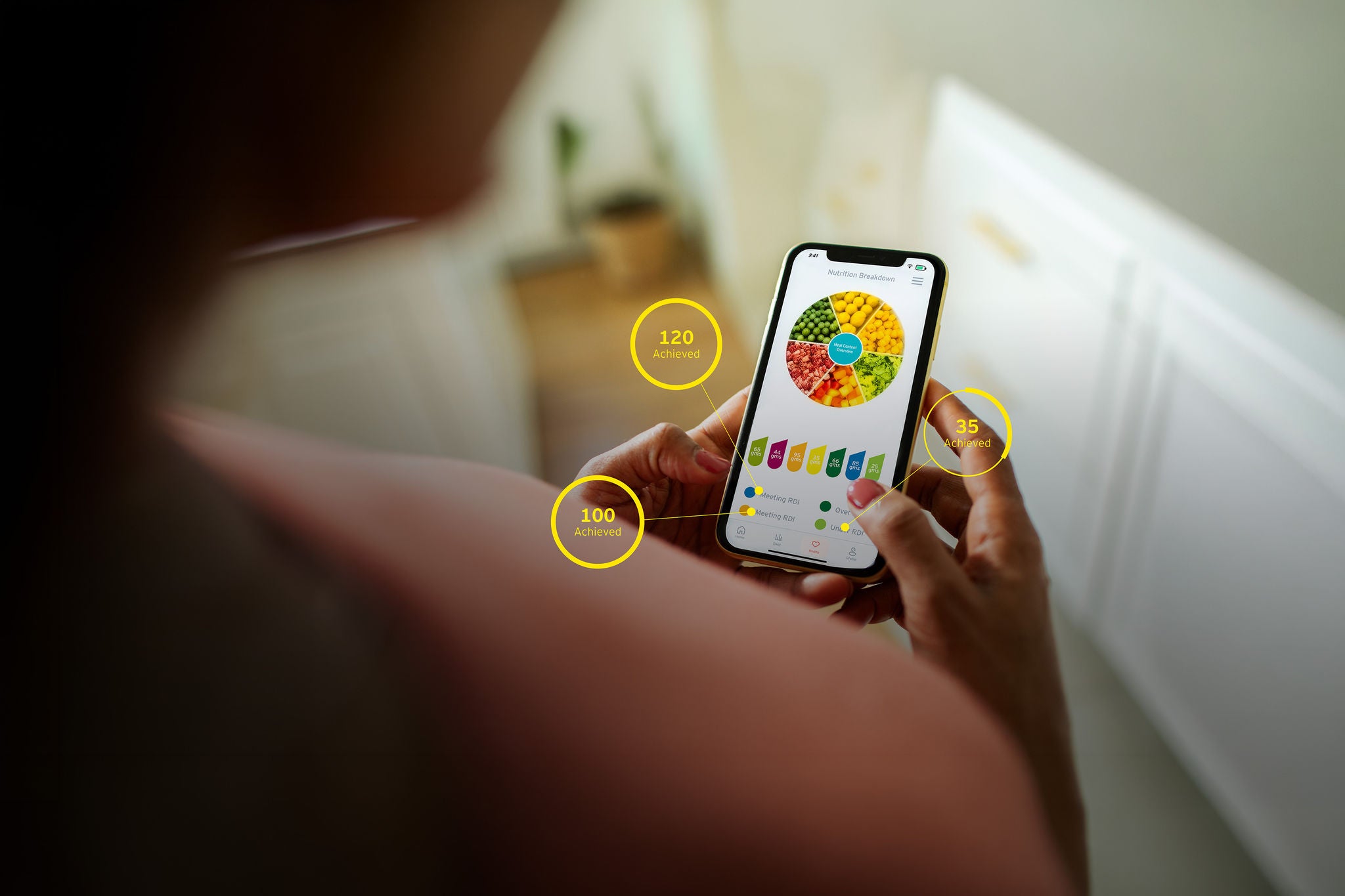 EY woman checking food evolution on mobile