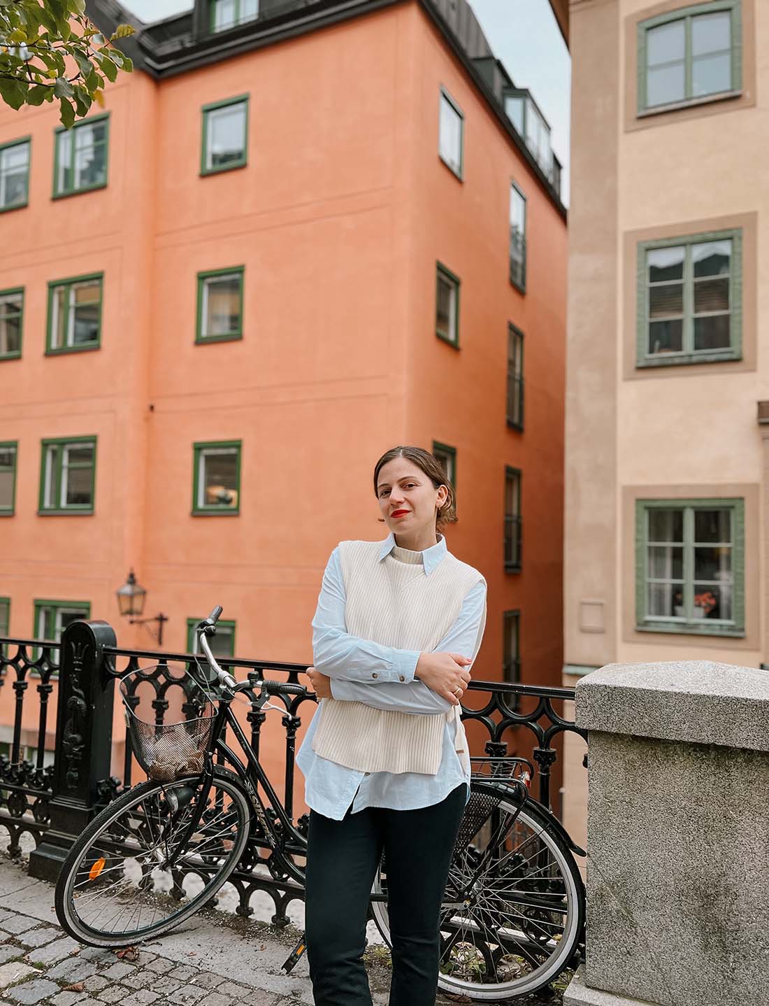 Nutsa Gozalishvili steht auf einer Brücke, dahinter Häuser und ein Fahrrad