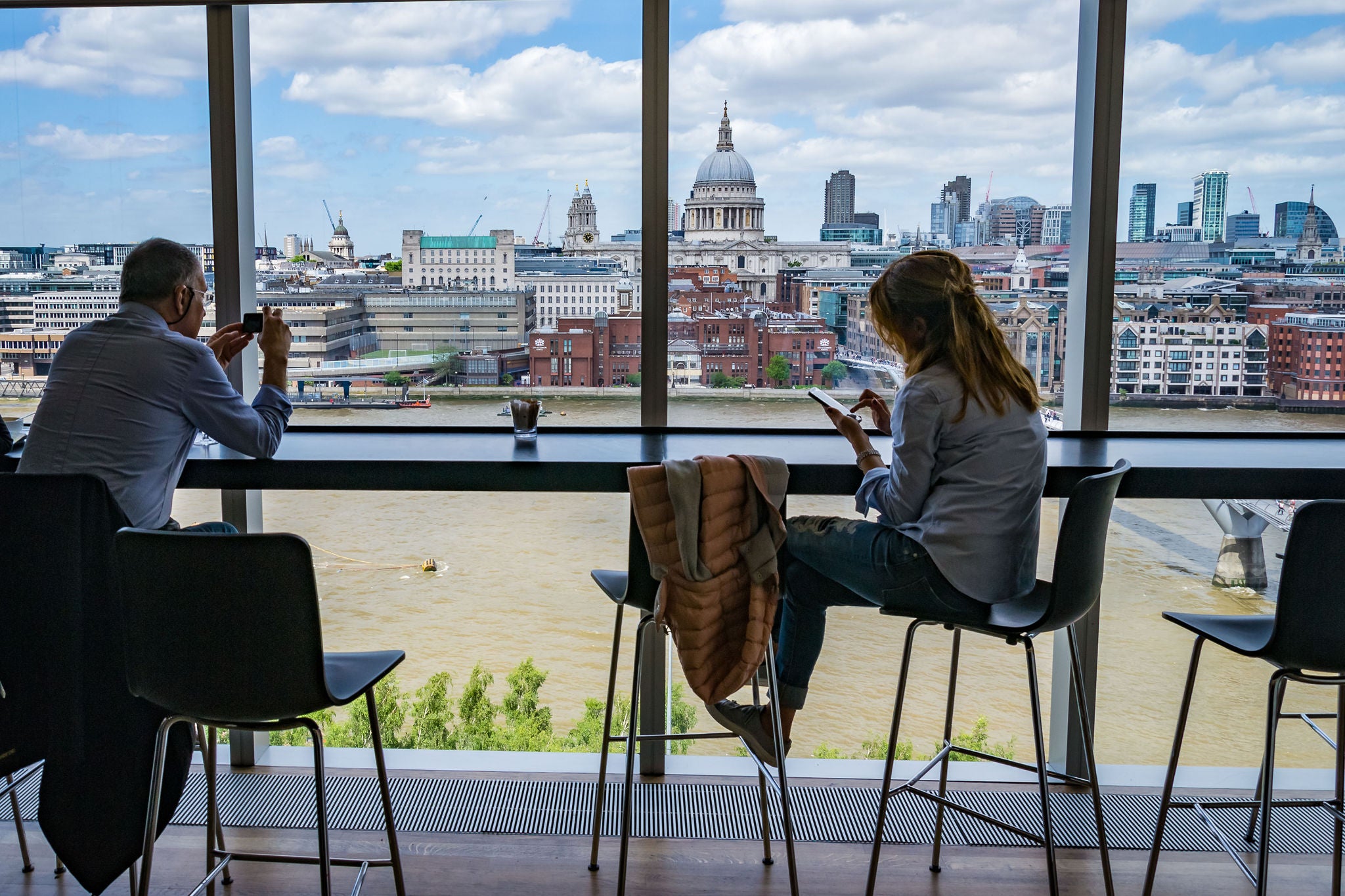 Turister tjekker smartphone på café i London