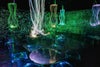 Sala iluminada con luces de neón y varias sillas dispuestas en un ambiente moderno y vibrante.