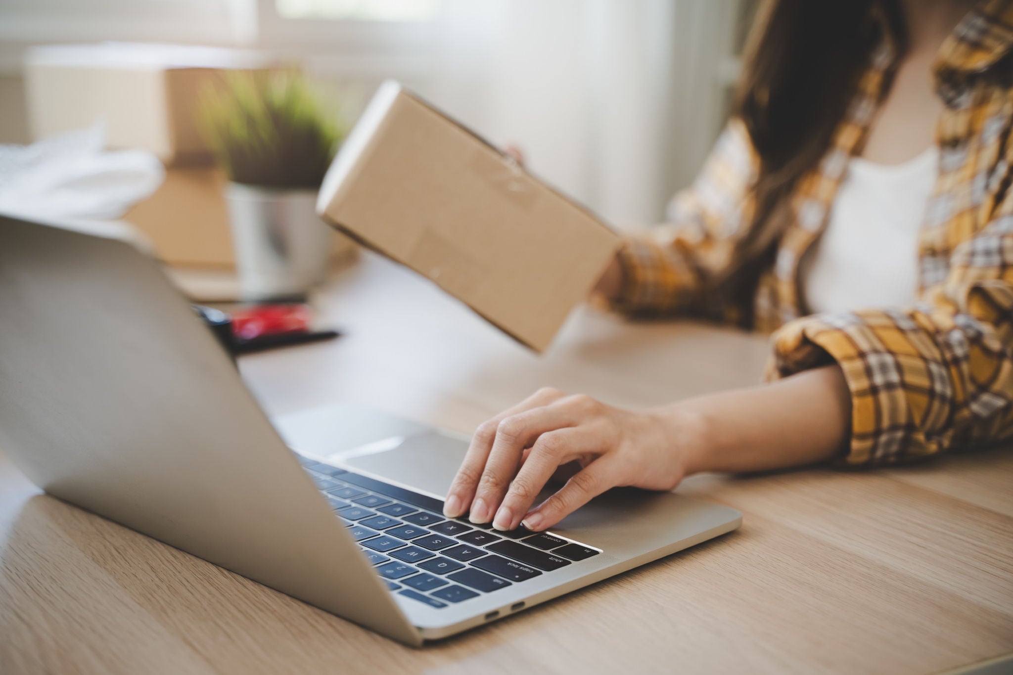 žena na notebooku s balíčkem