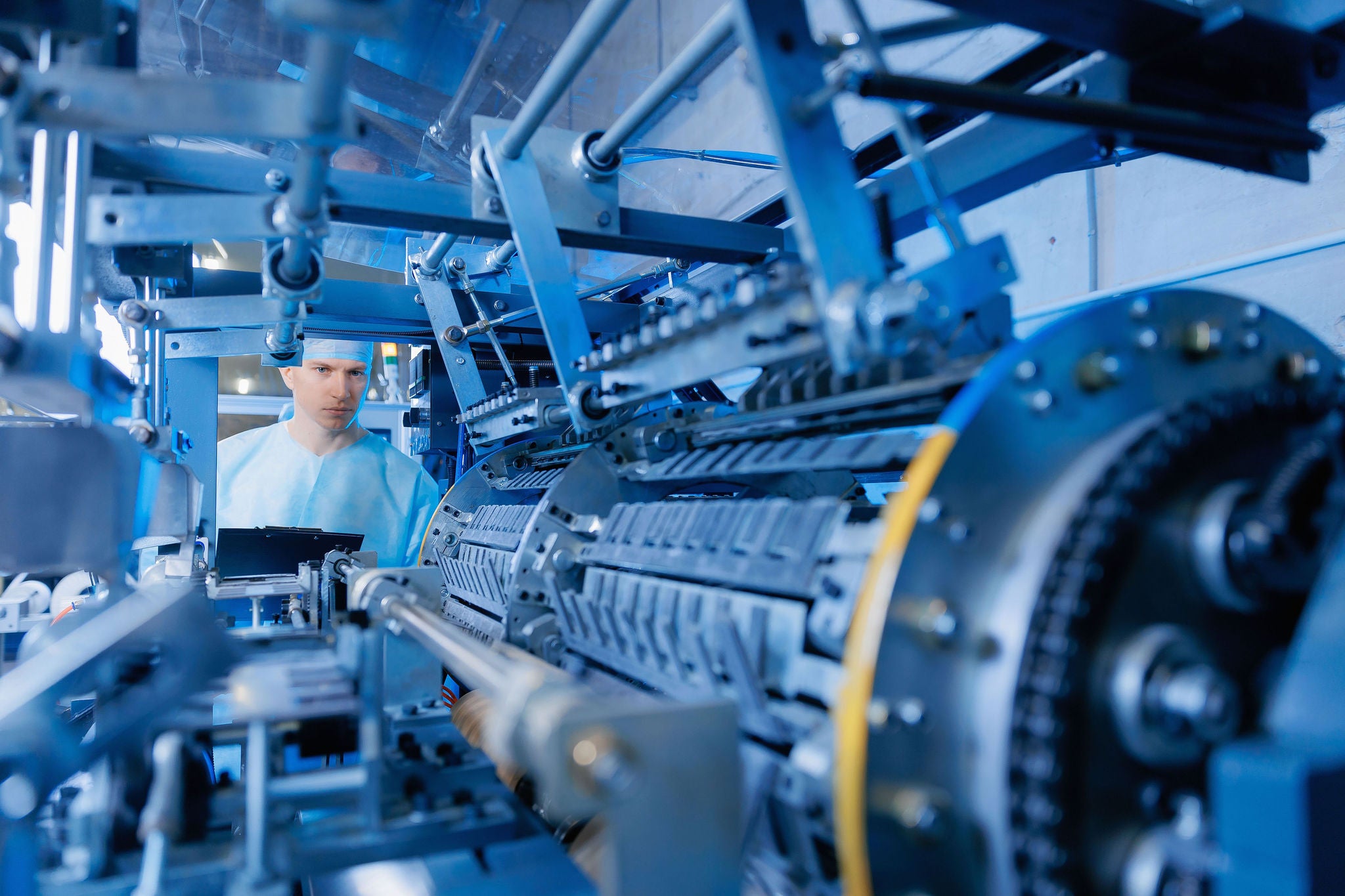 Machine industrielle avec un opérateur travaillant sur une ligne de production