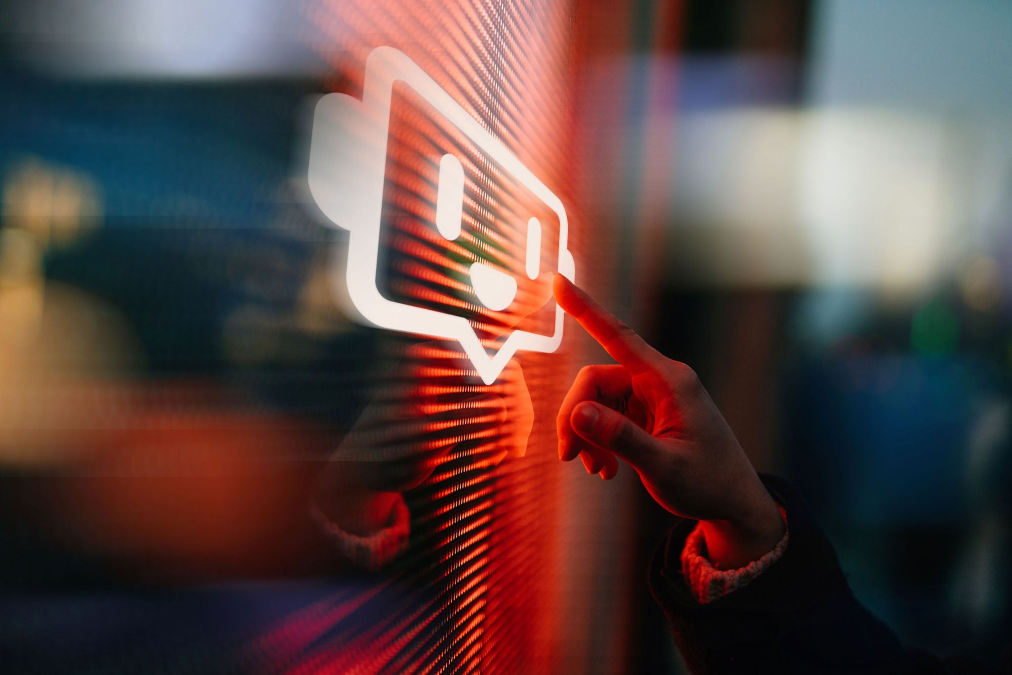 Digitális visszajelzés ikon egy érintőképernyőn, ahol egy kéz interakcióba lép a felülettel.