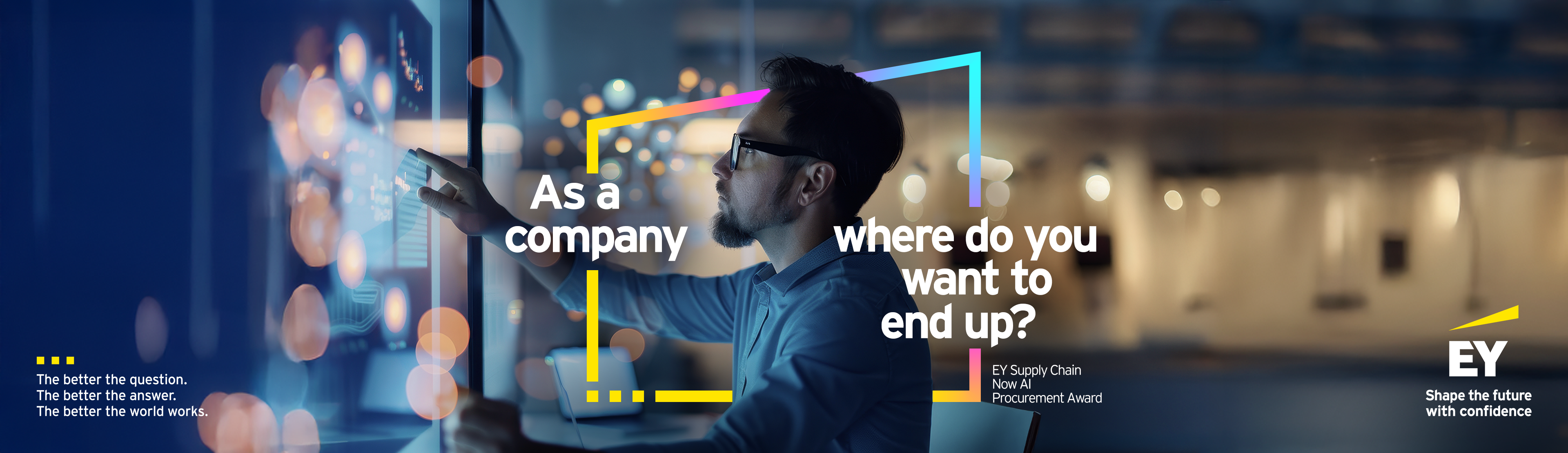 Junger Mann mit Brille berührt einen Touchscreen