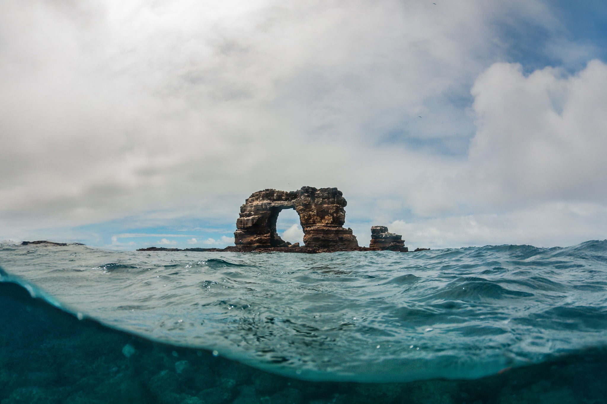 Roca erosionada sobresale en el medio del mar
