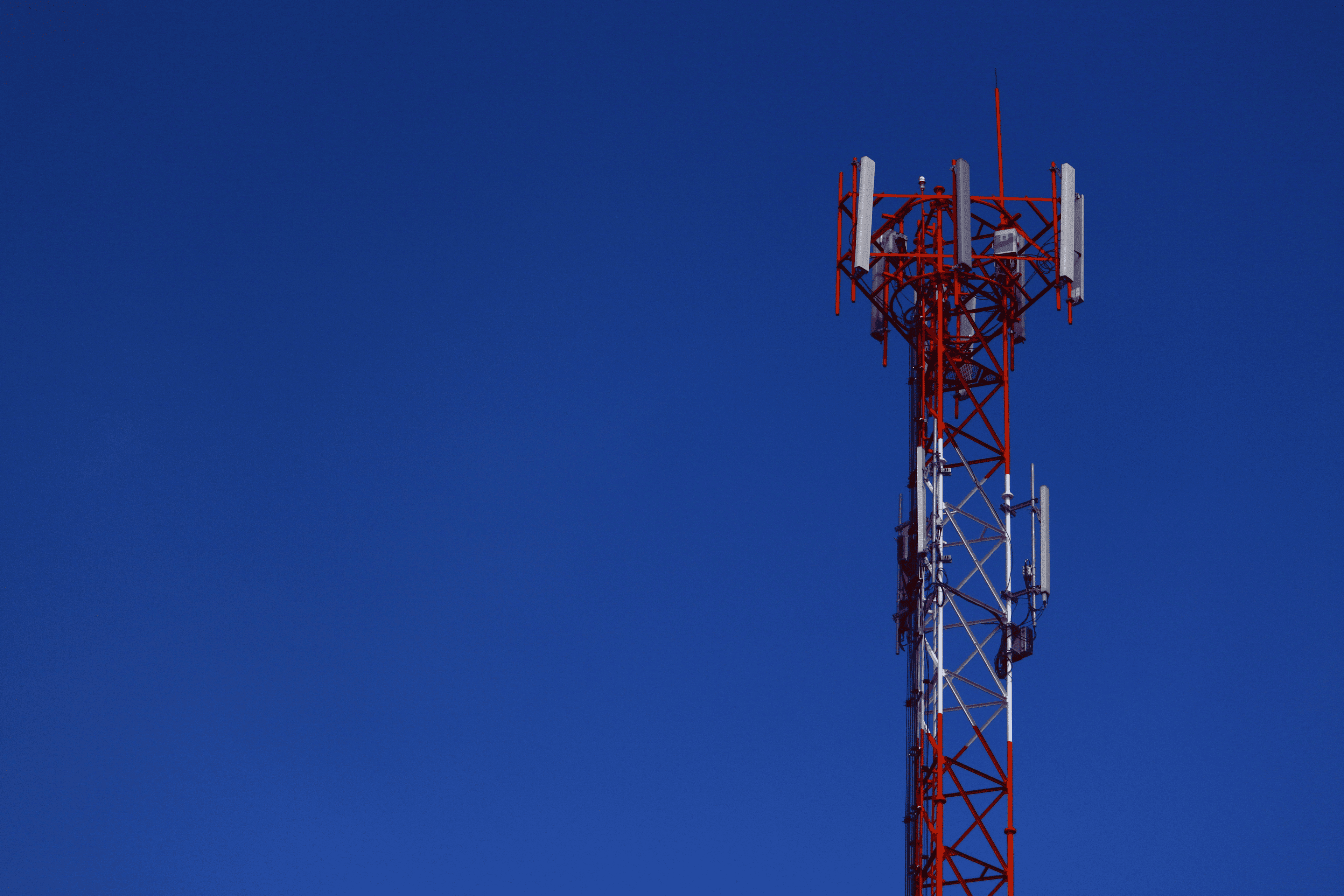 Antena 5G pe un fundal albastru