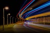 Estelas luminosas del tráfico en la carretera por la noche
