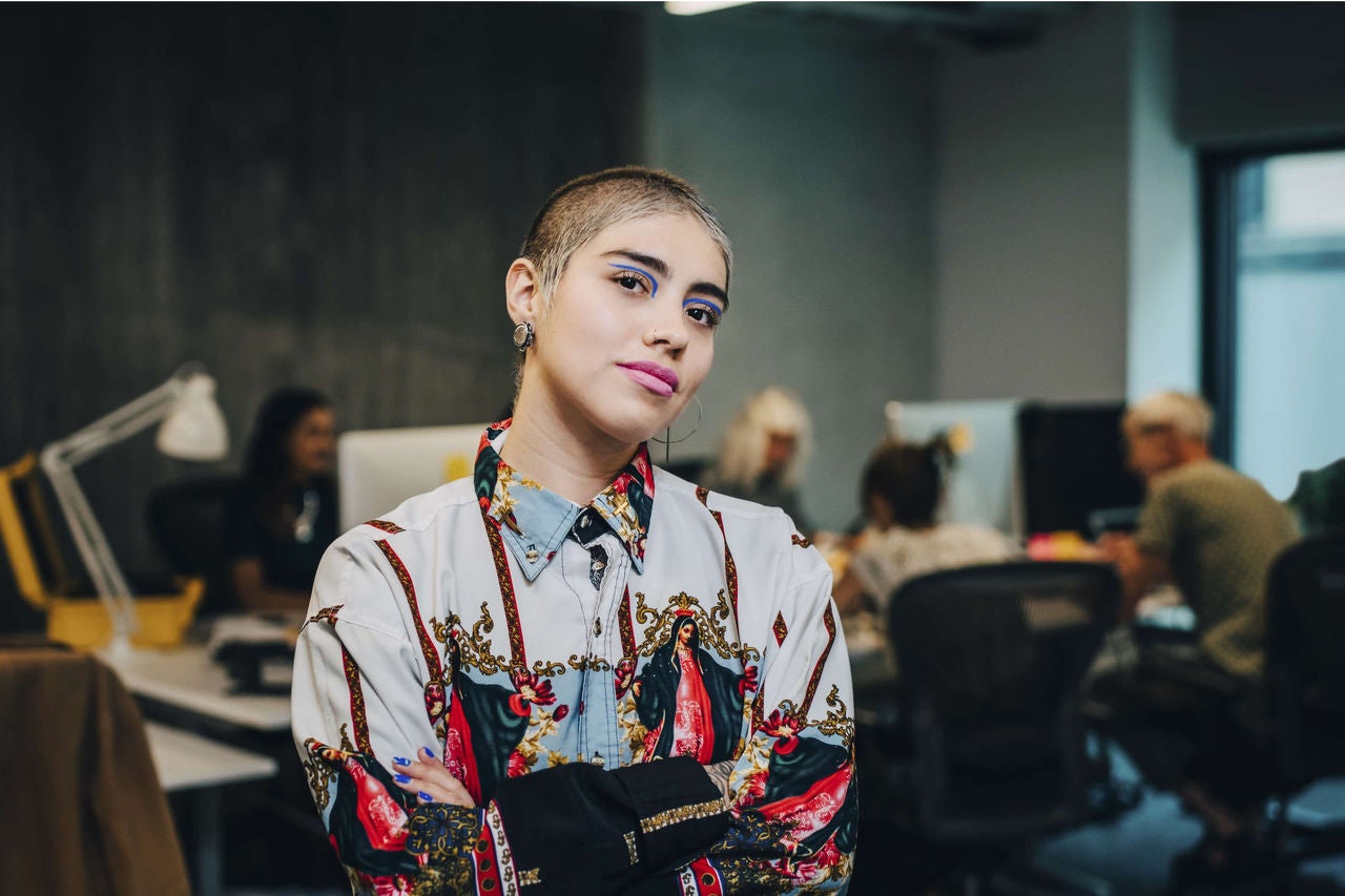 Lupe und Dokumente im Hintergrund