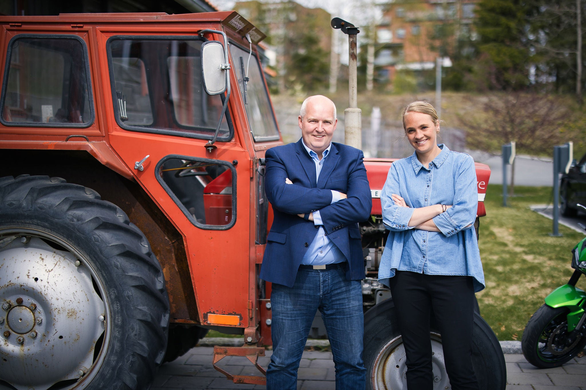 Bilde av Miriam Melby og Tommy Rugsveen foran en rød traktor.