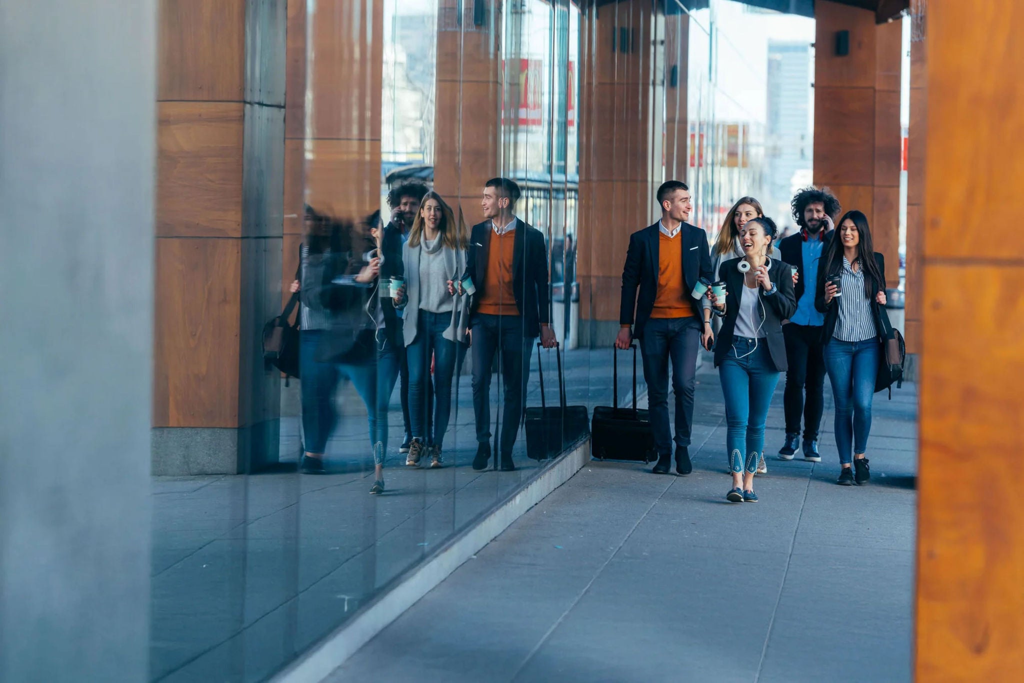 ey-group-of-colleagues-on-a-business-trip-walking-together