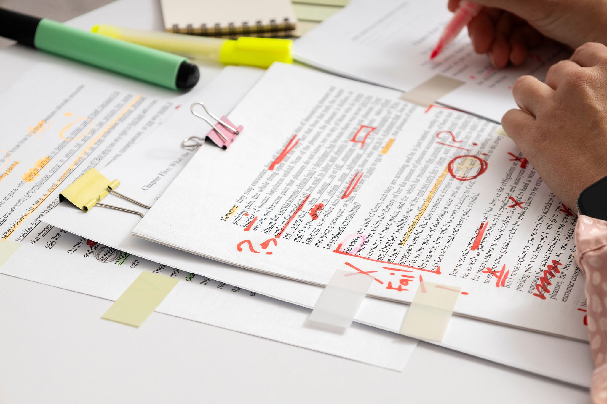 Editor analyserer tekst med noter og highlights