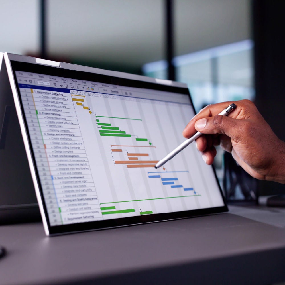 Ein Stylus zeigt auf eine bunte Projektzeitachse, die auf einem Tablet-Bildschirm angezeigt wird.