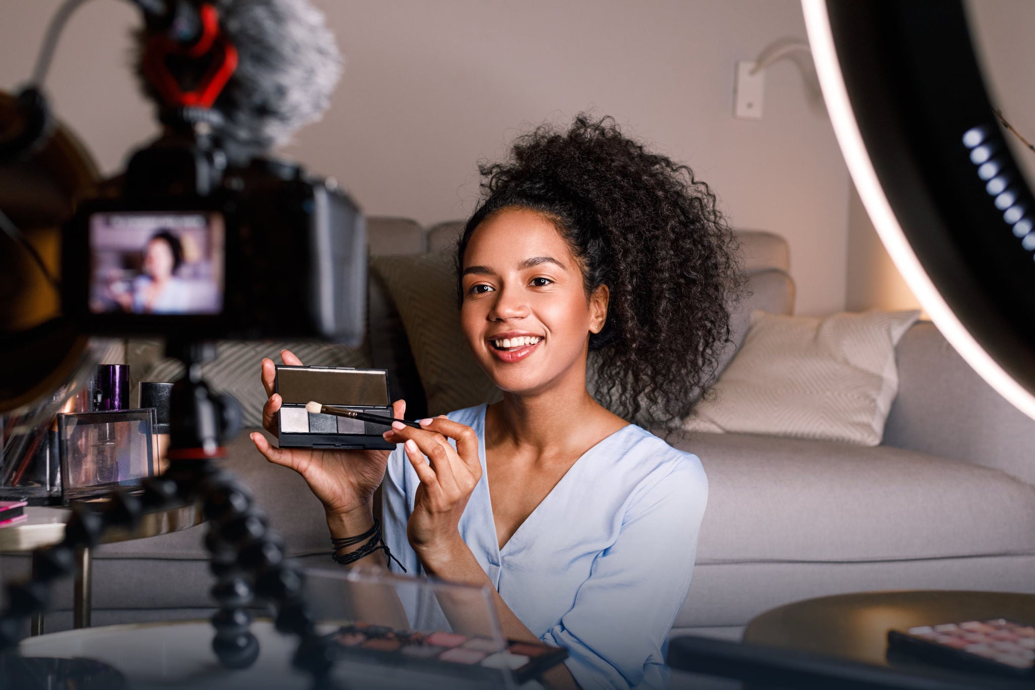 Selbstständiger Maurer mauert eine Wand