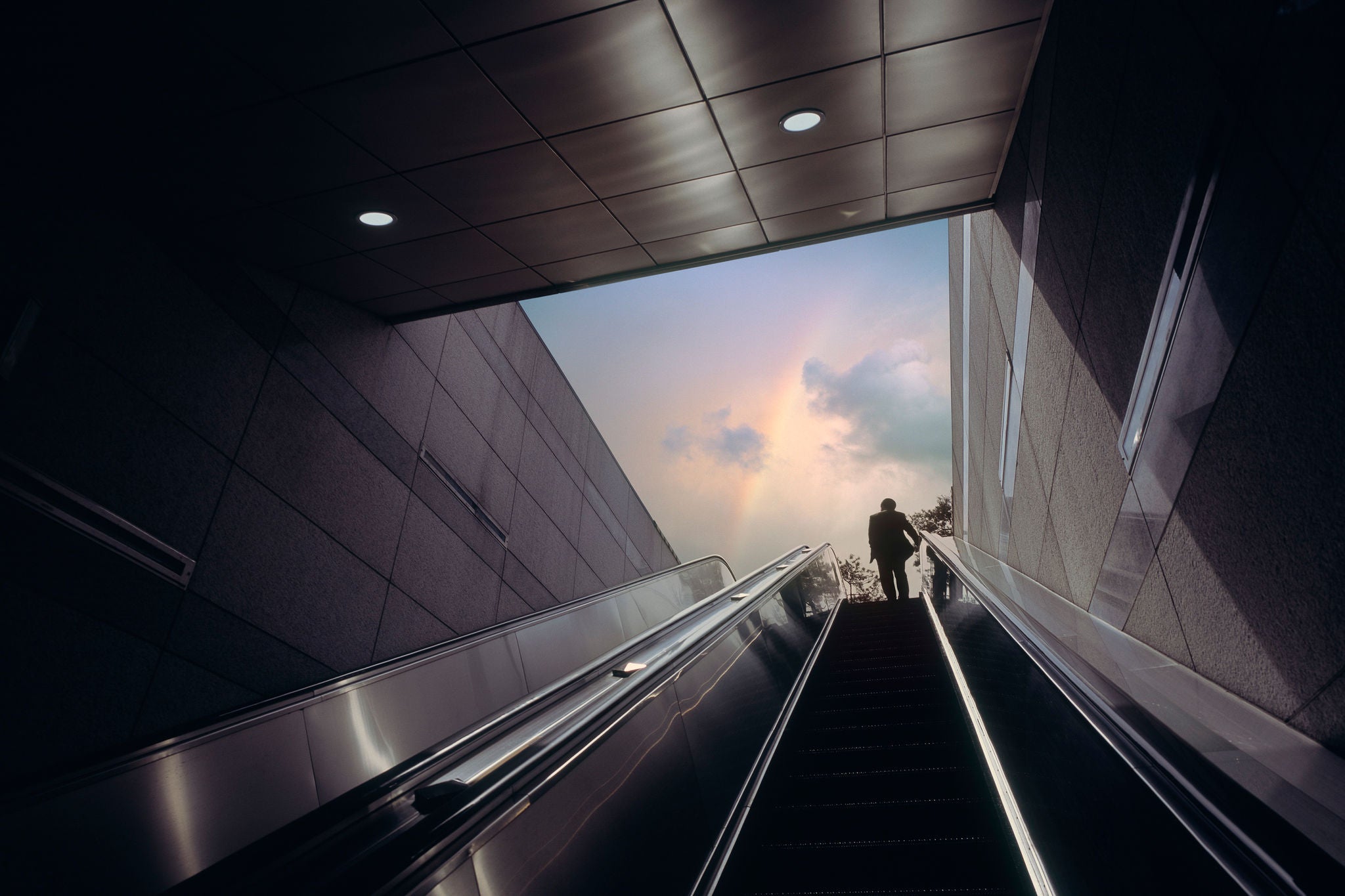 Rulltrappa på tunnelbanestationen med affärsmannen.