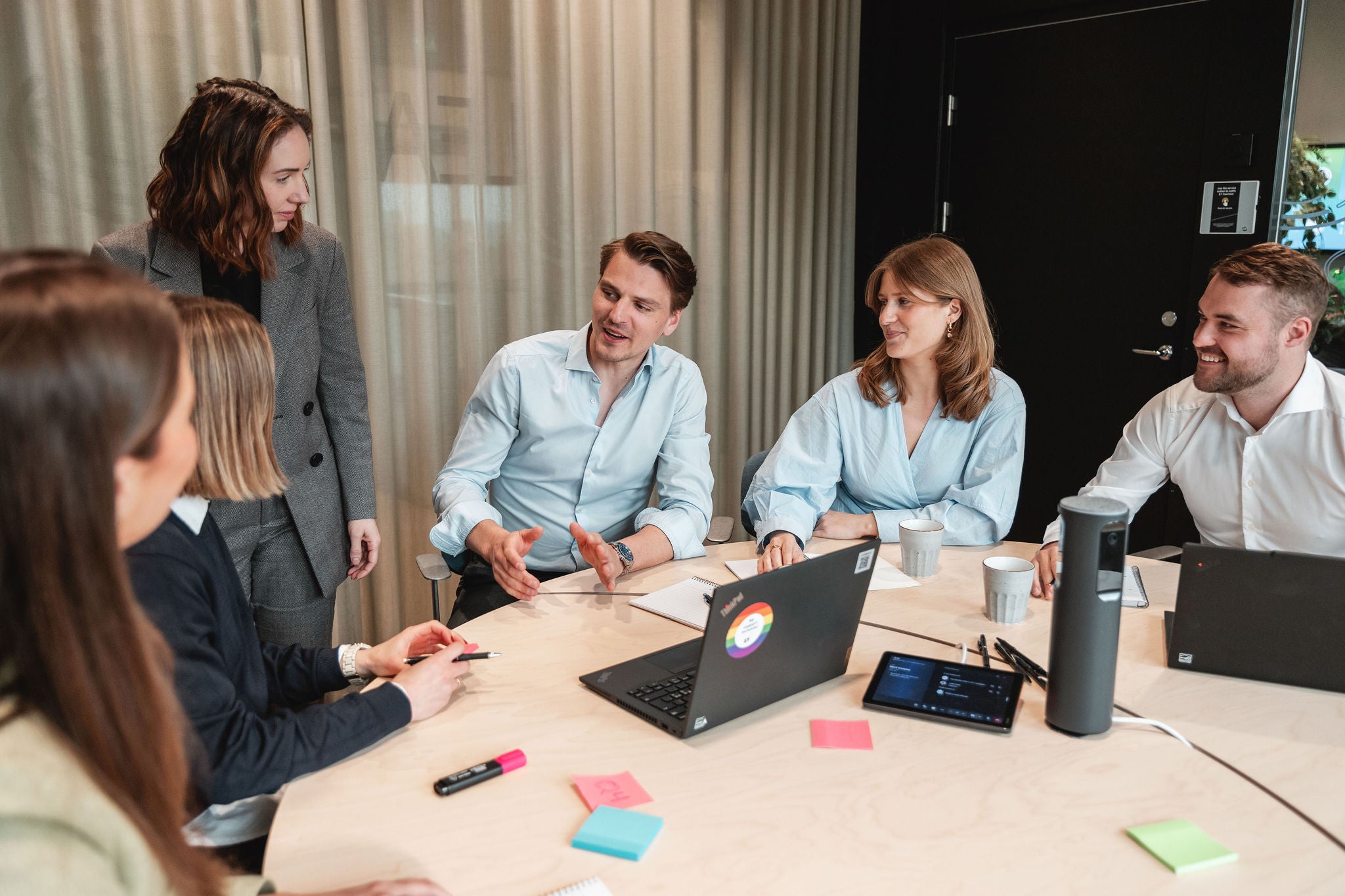 Team som tillsammans diskuterar idéer under ett samarbetsinriktat kontorsmöte.