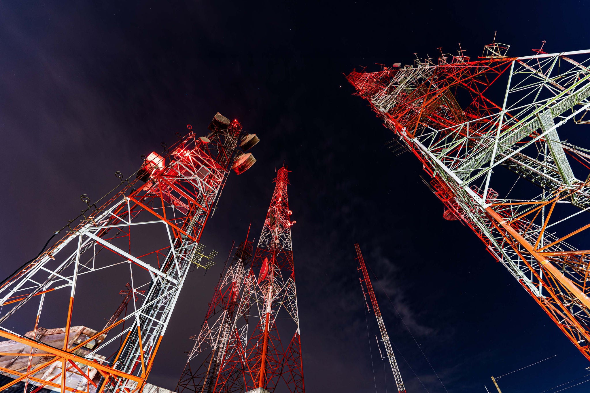 Mobilfunkturm mit Antennen bei Nachtzeit.