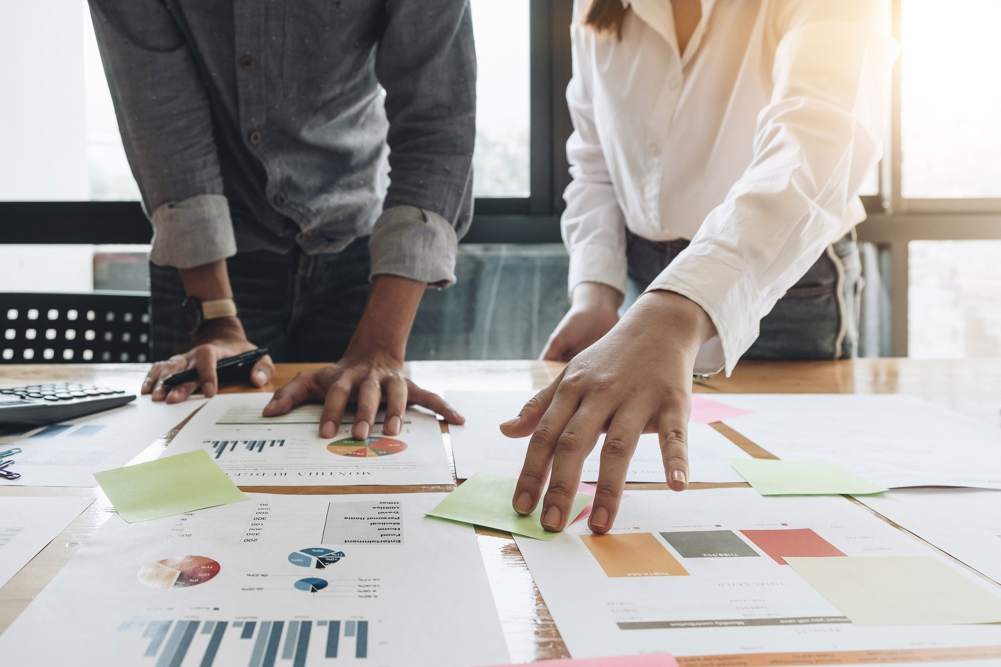 To forretningsfolk ser på finansiel rapport