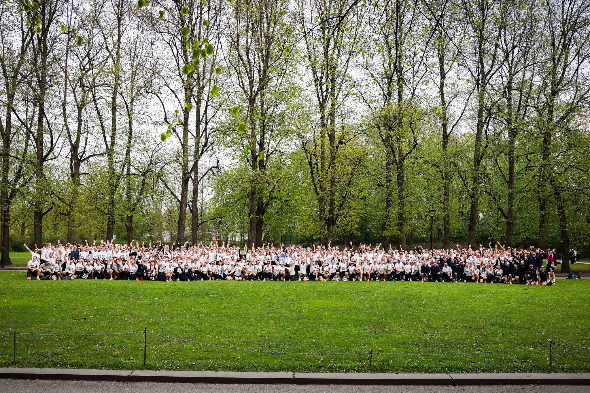 Bilde av 600 EY-ansatte under Holmenkollstafetten 2026, avbildet i Frognerparken