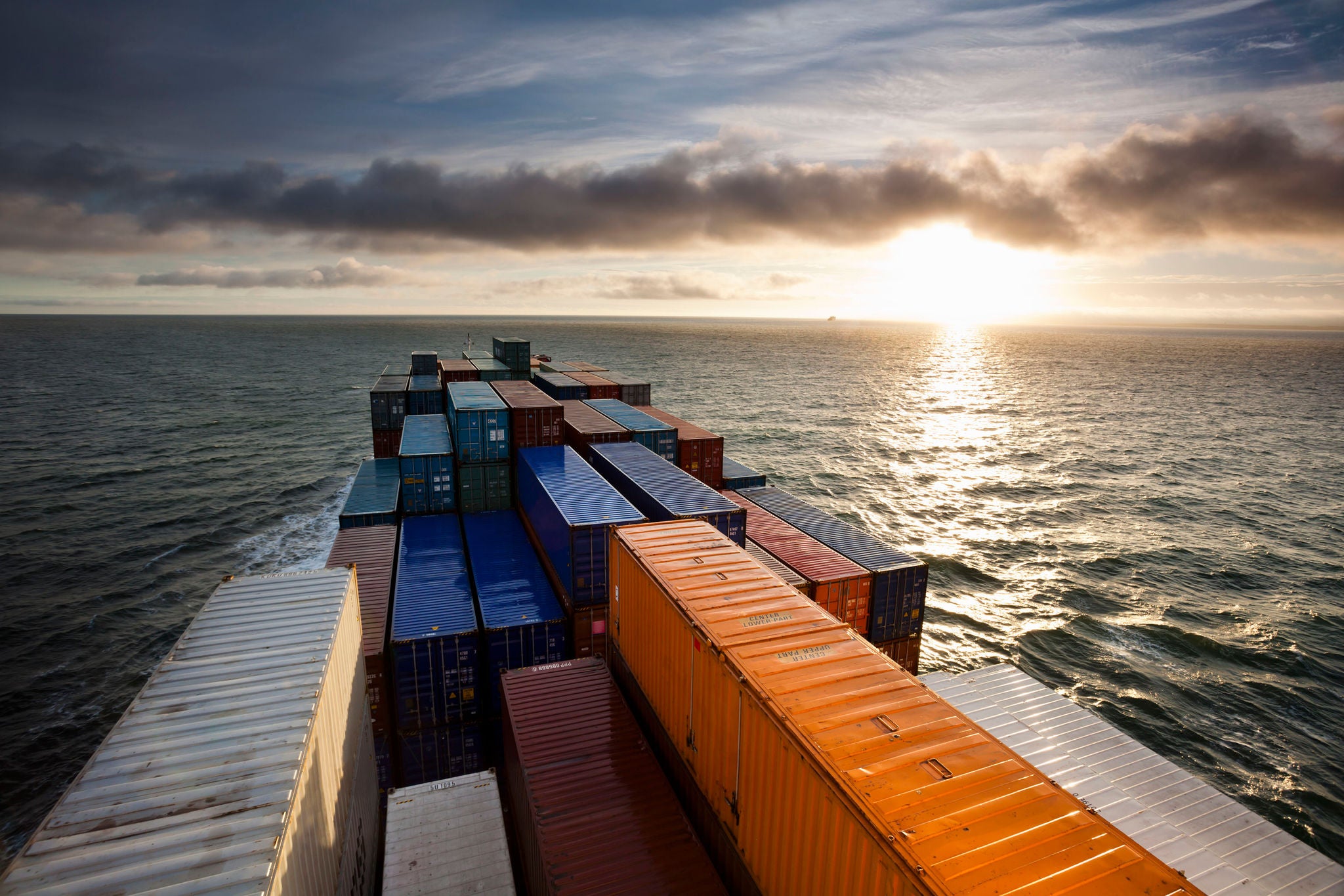 Porte-conteneur sur la mer Baltique au lever du soleil