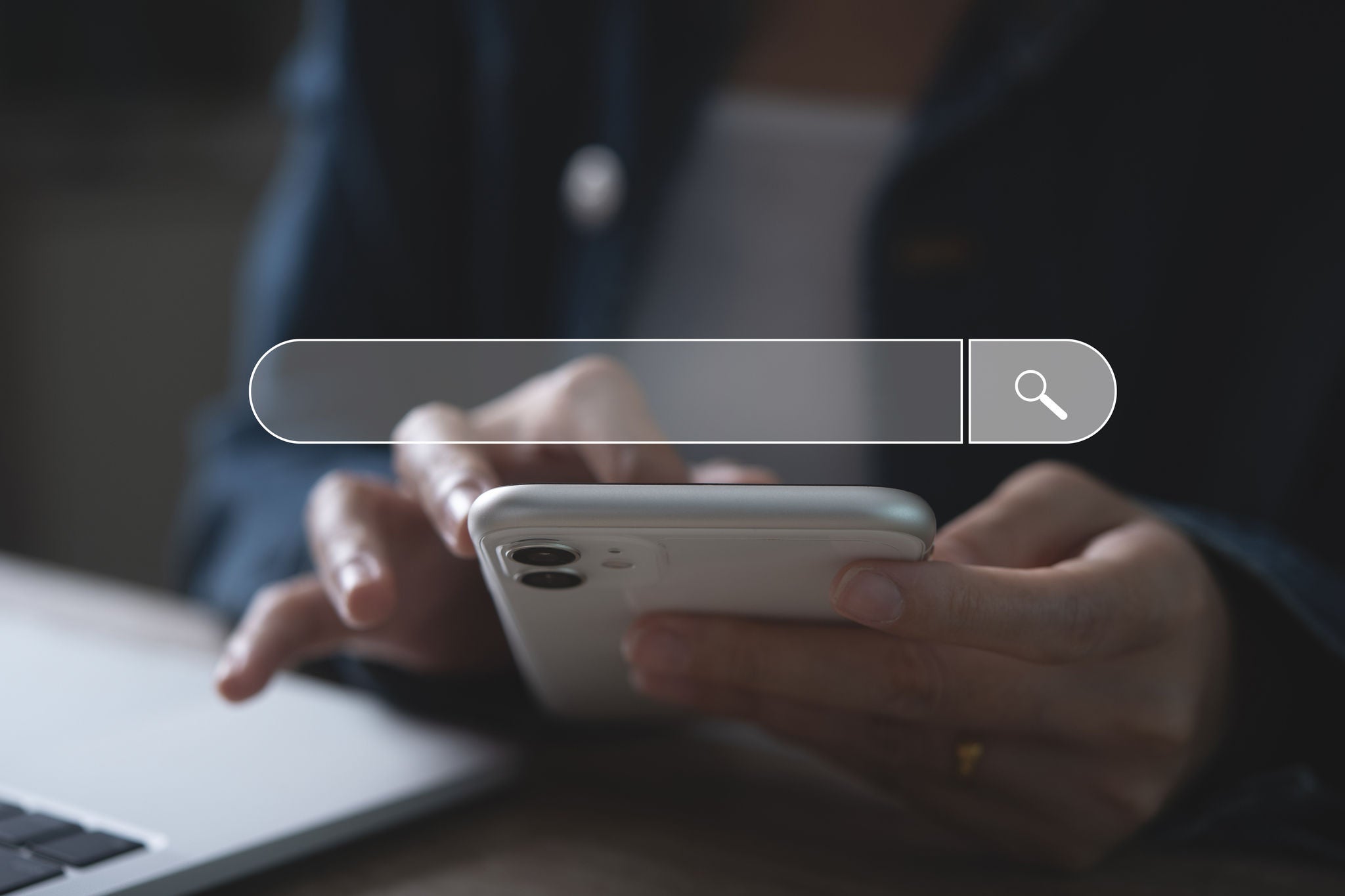 Personne utilisant un smartphone avec une barre de recherche