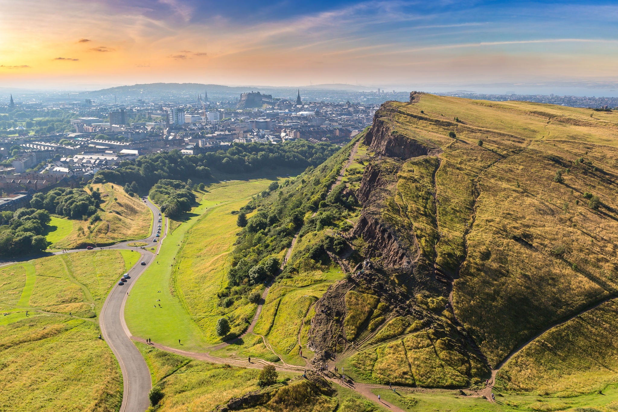 Hiking paths along Arthur’s Seat with city views