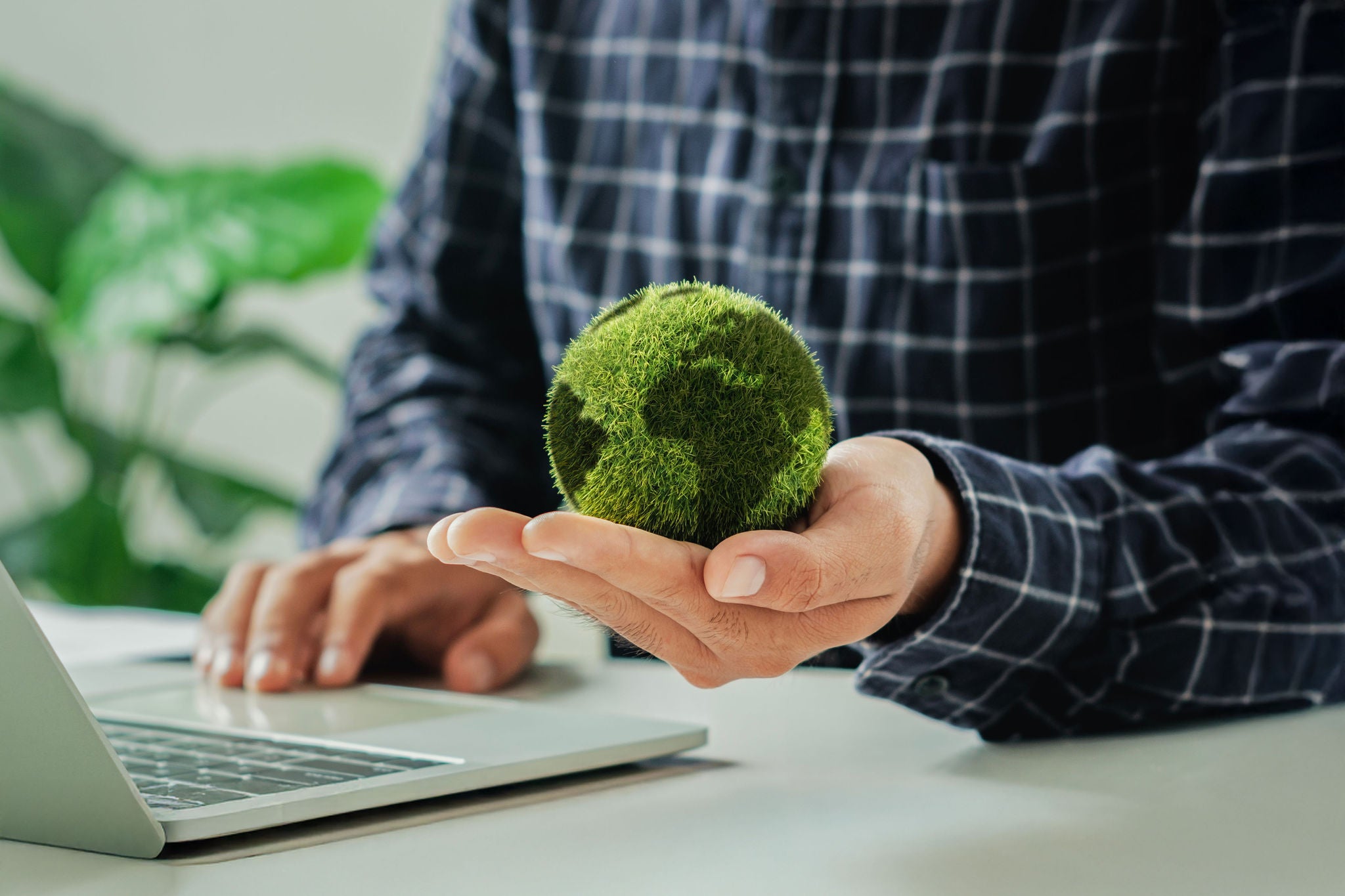 Homem com miniatura da terra na mão