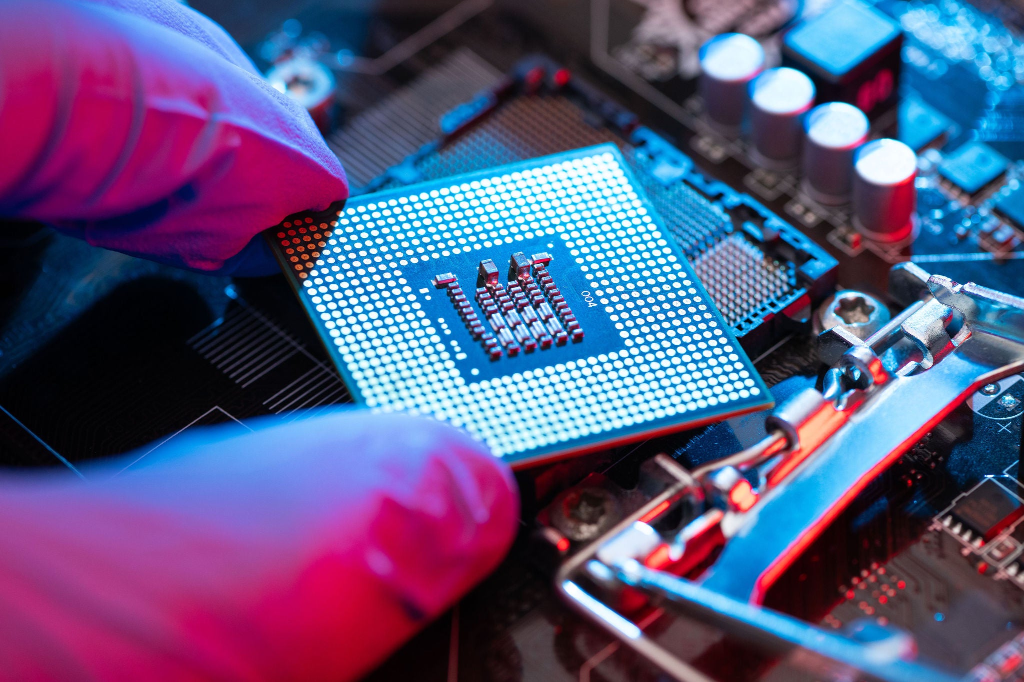 mão segurando um microchip