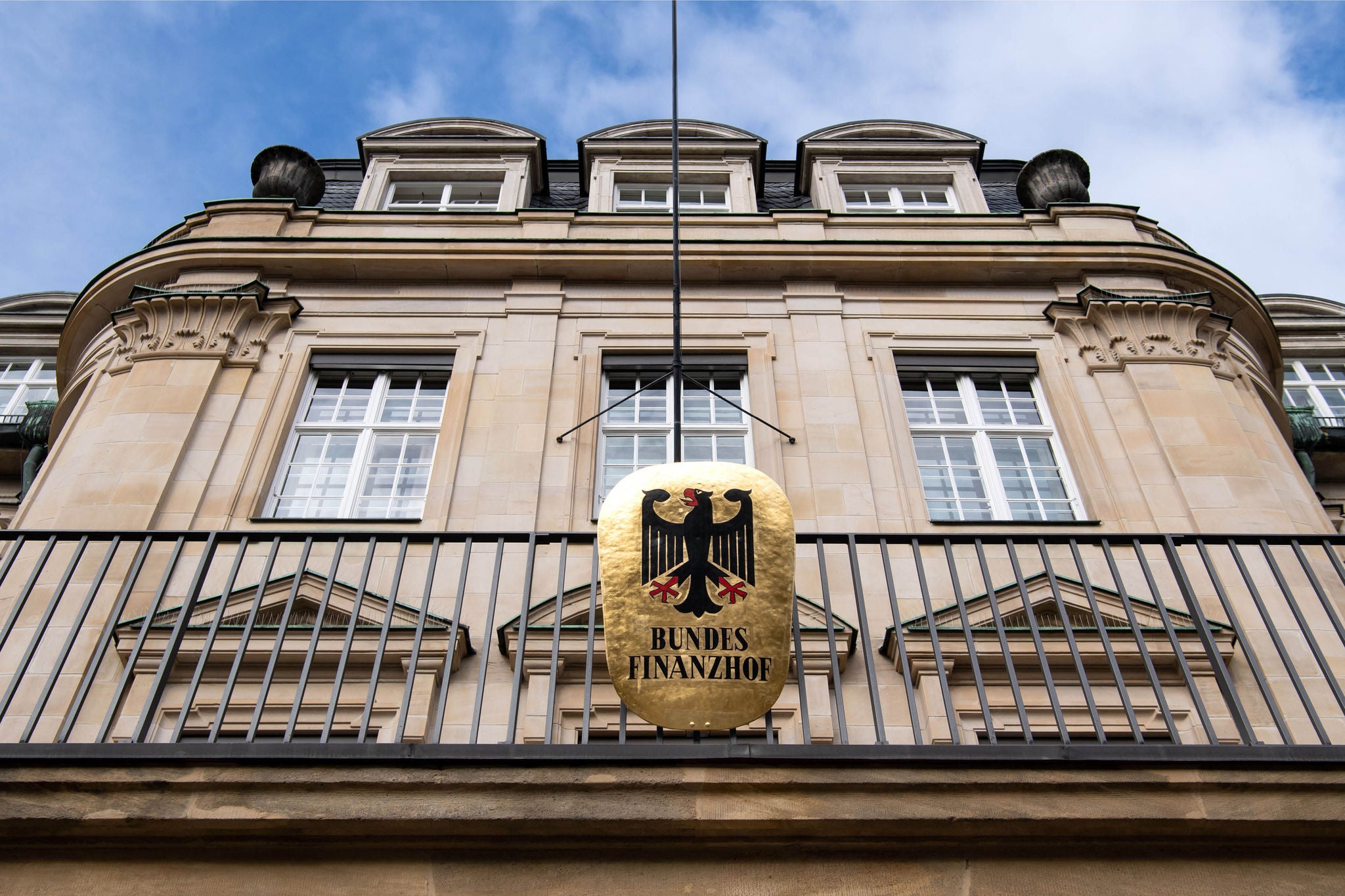 Ein Wappen mit dem Bundesadler ist am Bundesfinanzhof zu sehen.