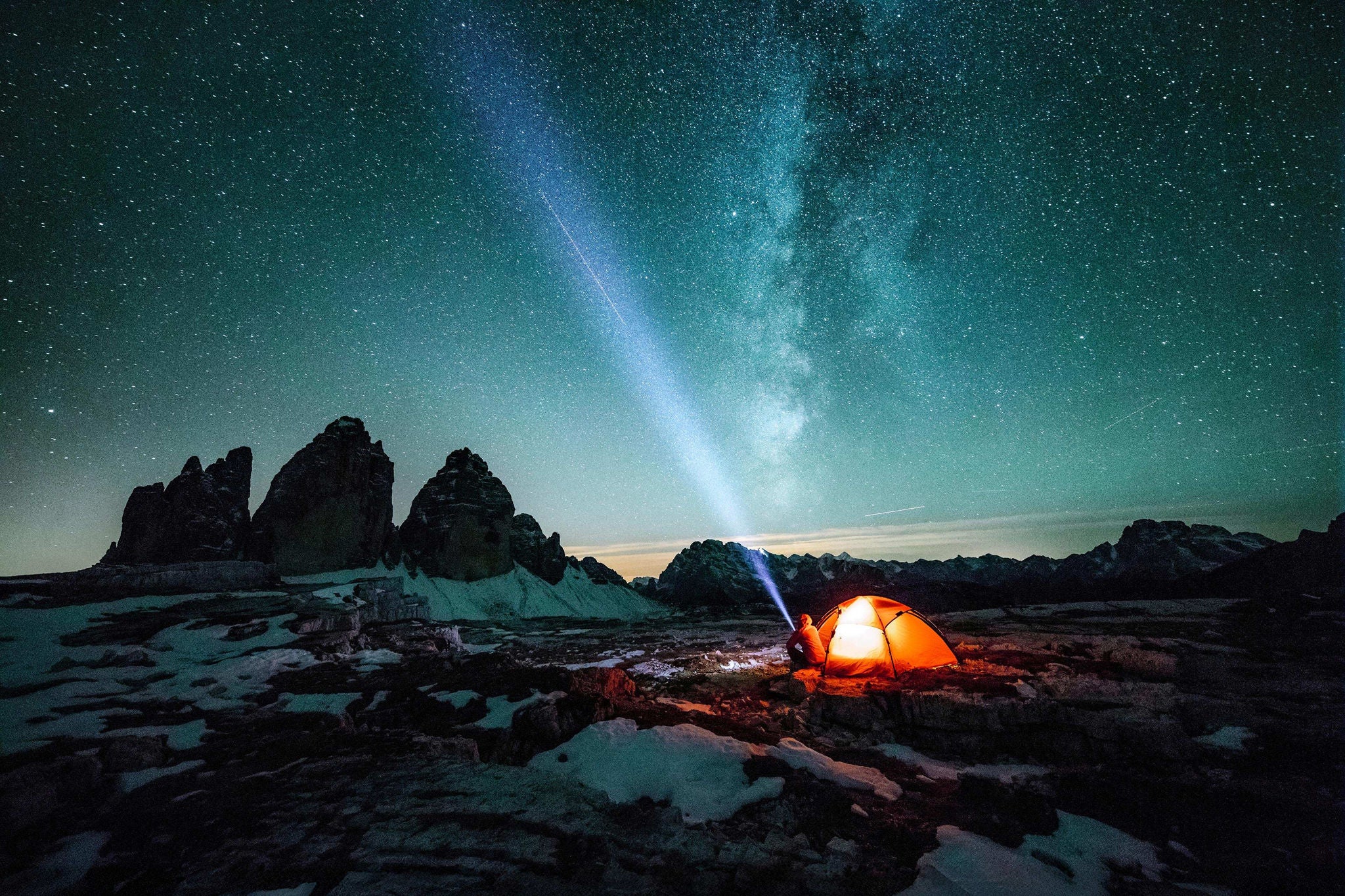 Randonneur en haut d'une montagne