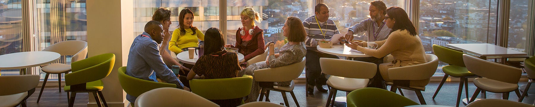Mitarbeitende im Gespräch in der Büro Kantine