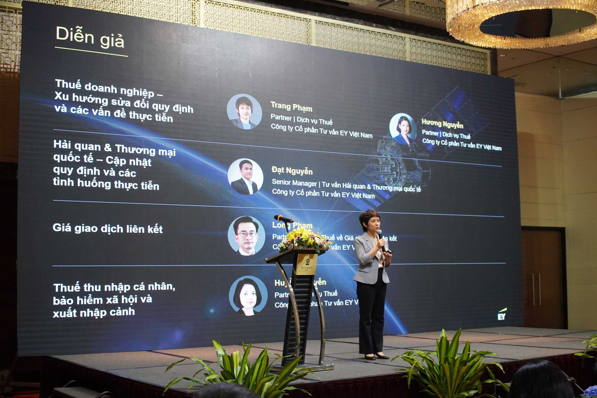 A lady giving a speech by standing on stage